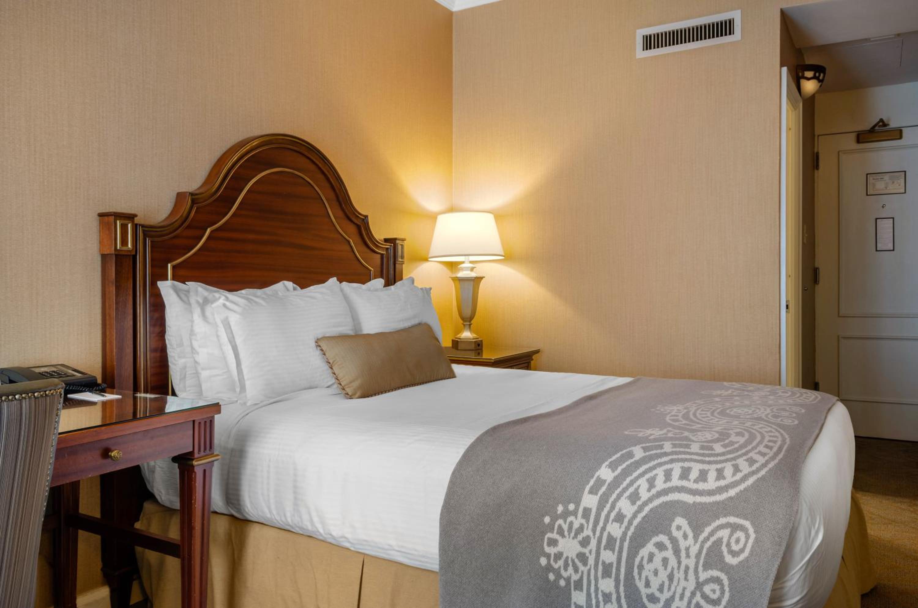  Petite Room 1 Queen Bed - Photo 7