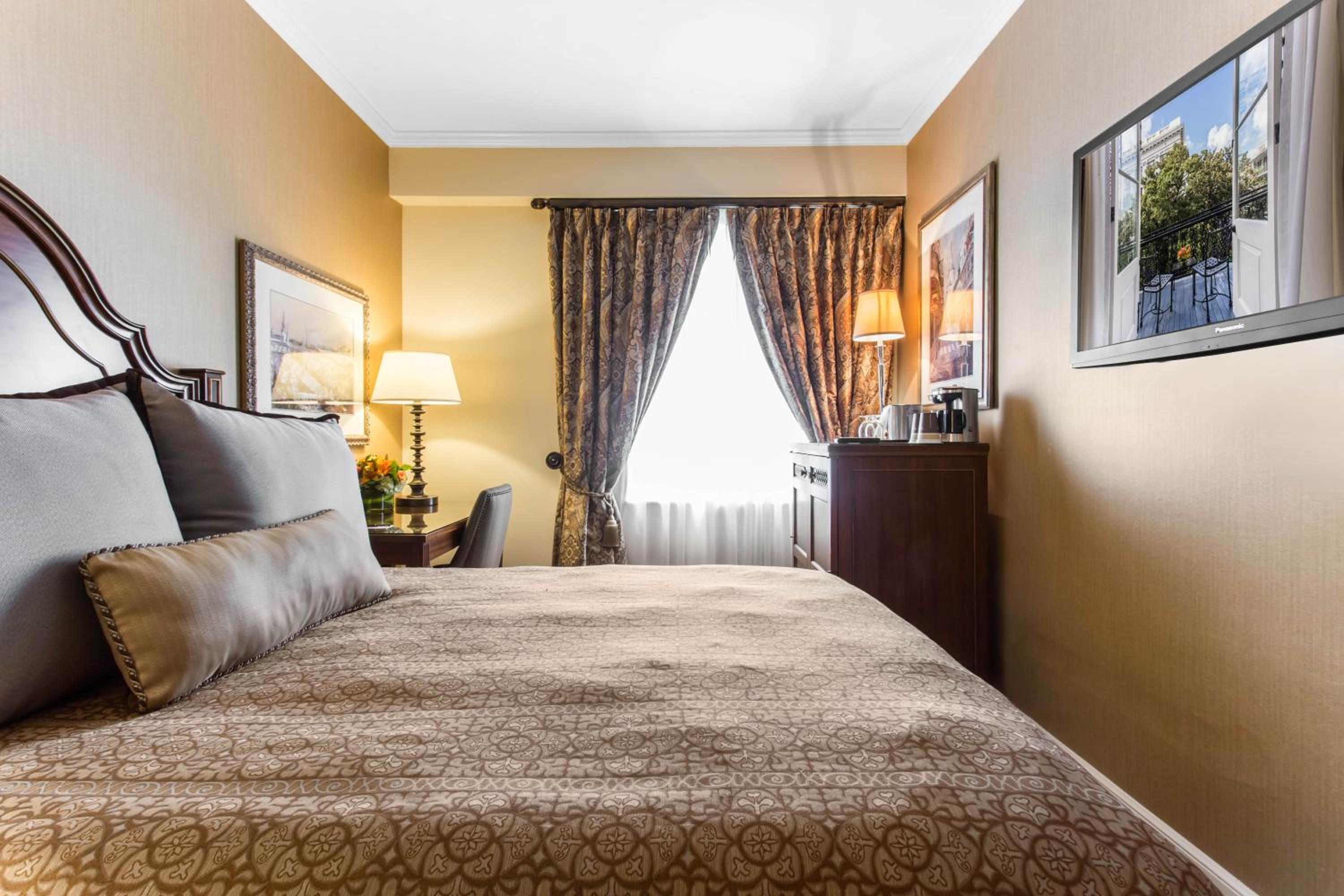  Petite Room 1 Queen Bed - Photo 4