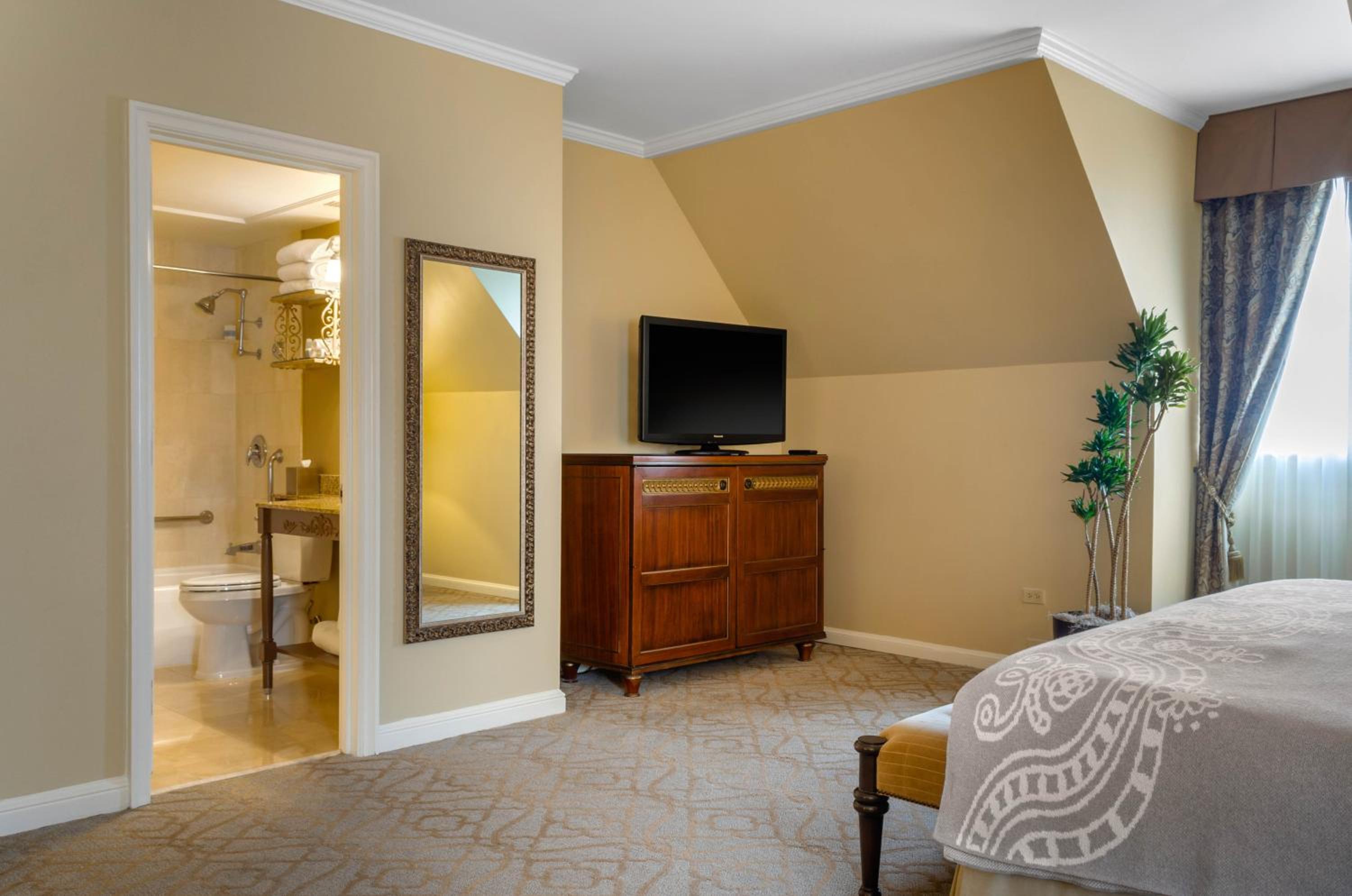 Petite King Suite - Photo 2