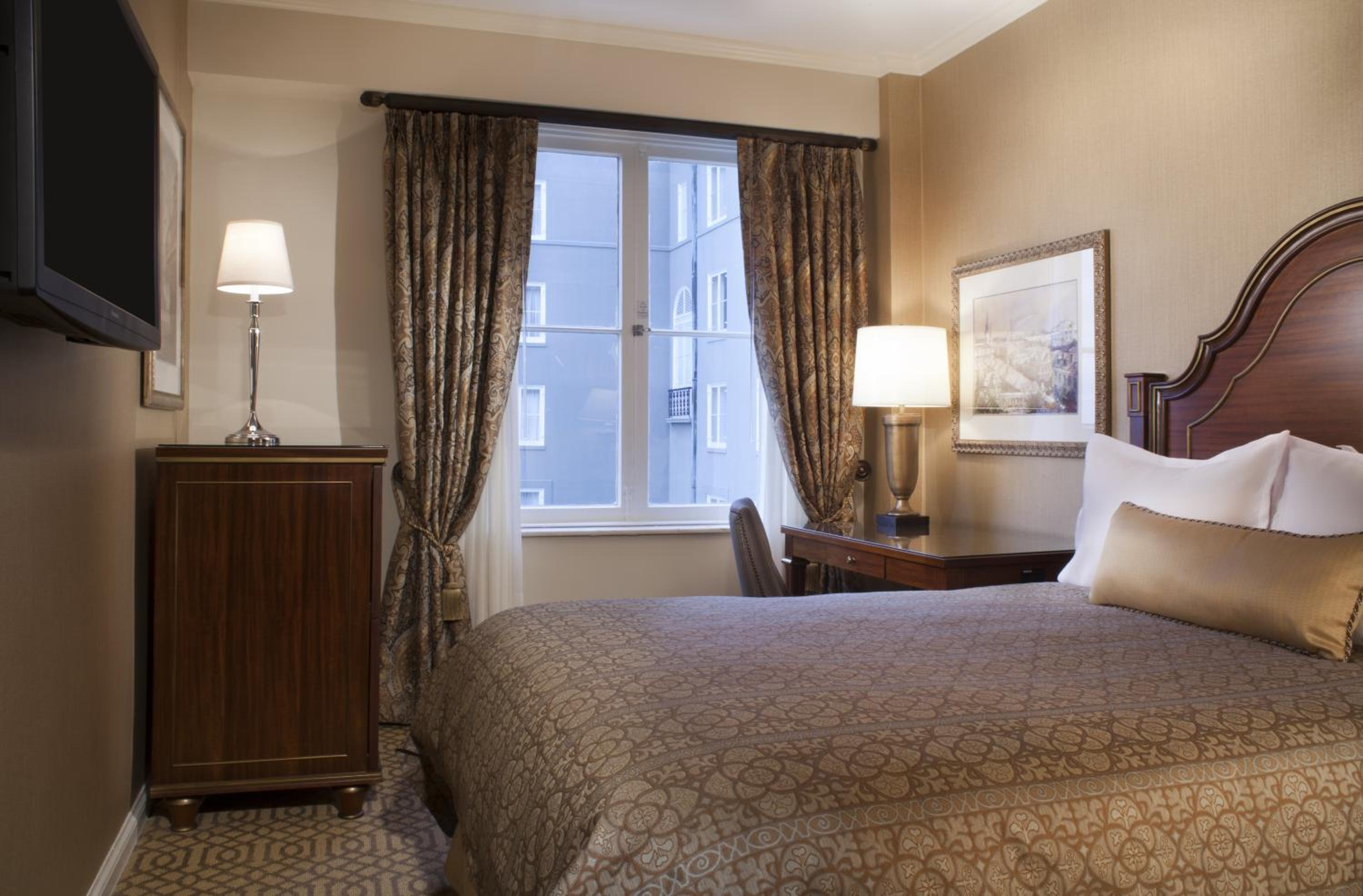 Petite Room 1 Queen Bed - Photo 3