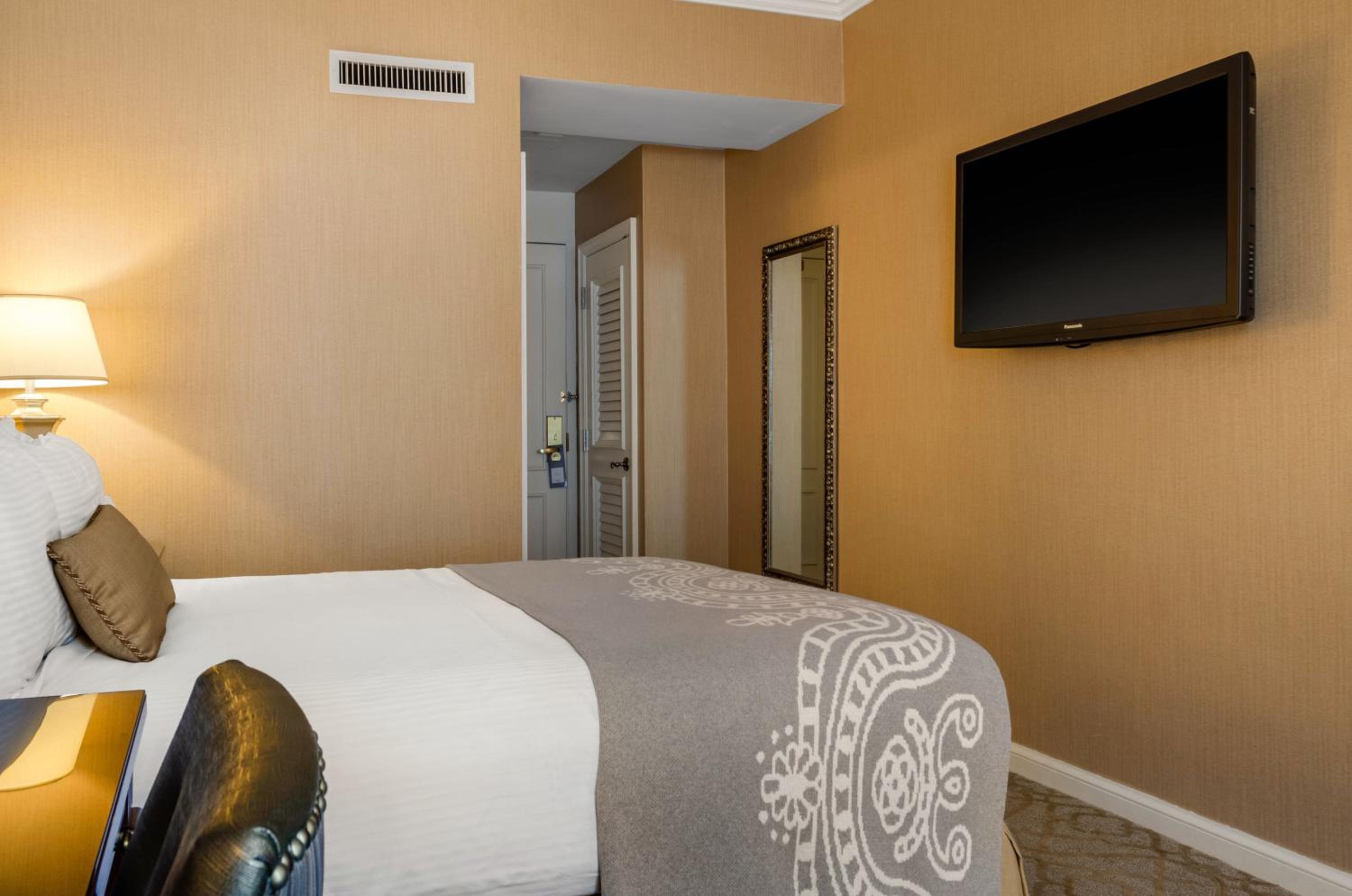  Petite Room 1 Queen Bed - Photo 6