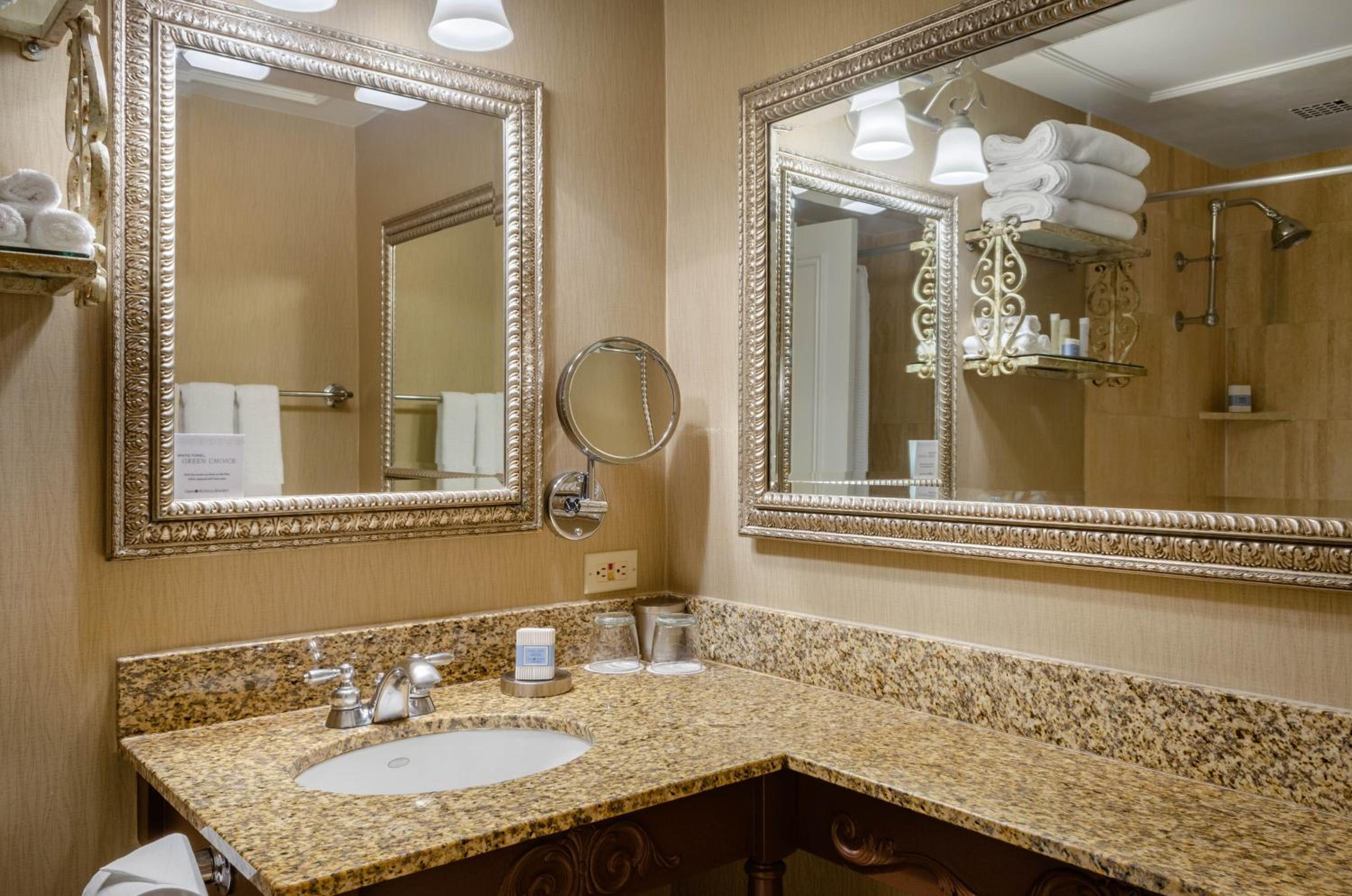 Premier King Room with Balcony  - Photo 10