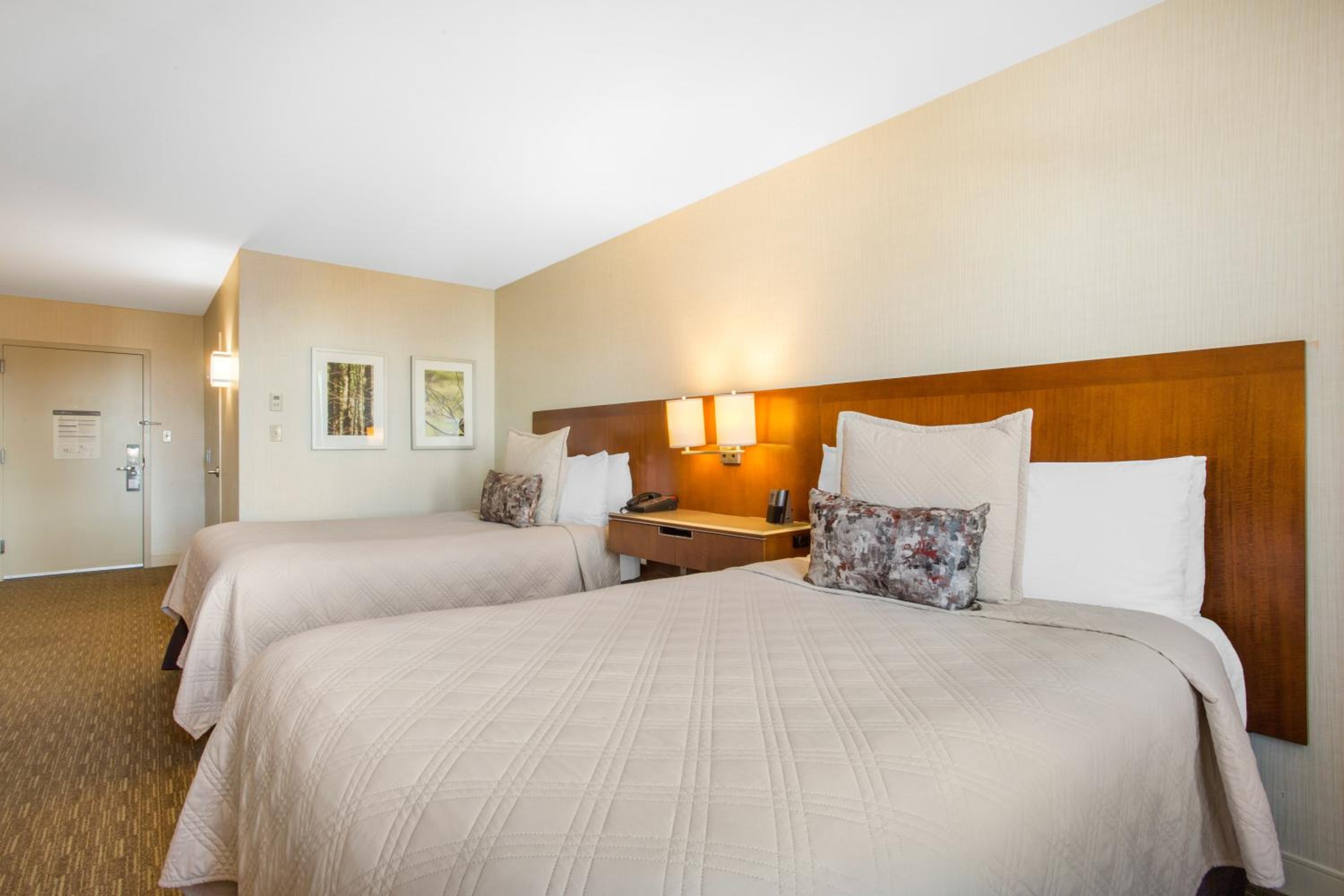 Accessible Deluxe Room with Roll in Shower and 2 Double Beds East Tower photo 3