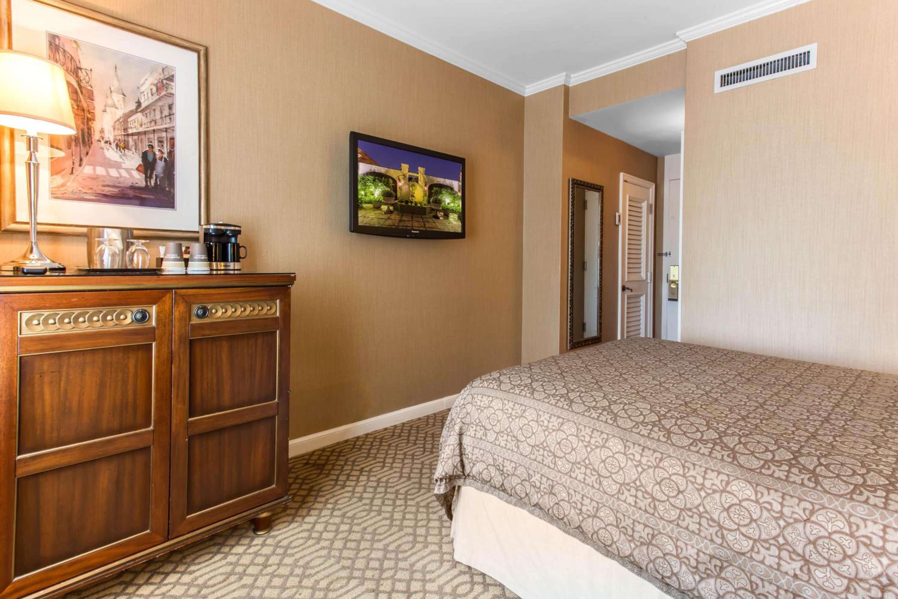 Deluxe Queen Room - Photo 8