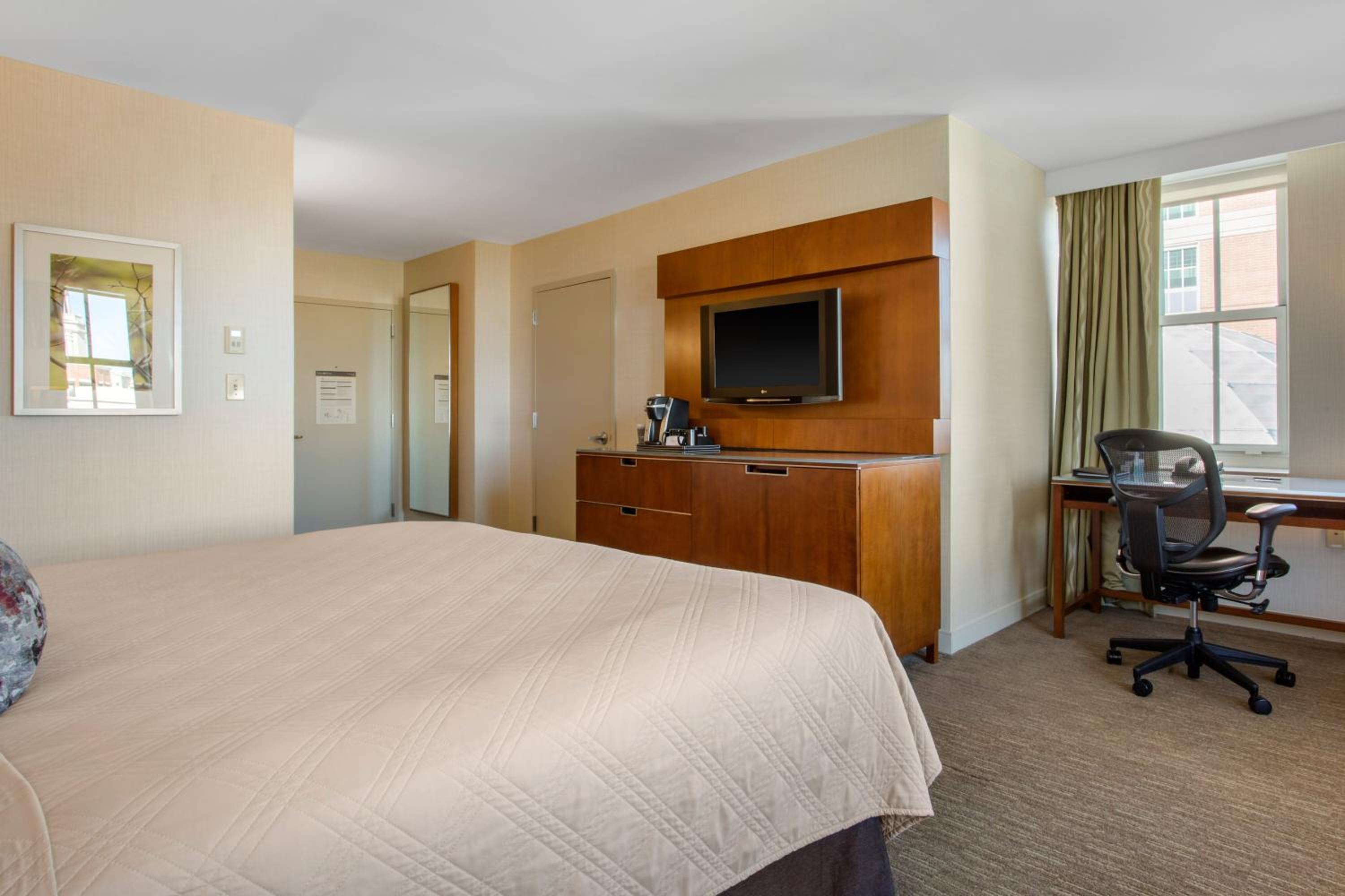 Deluxe Room - 1 King Bed photo 2