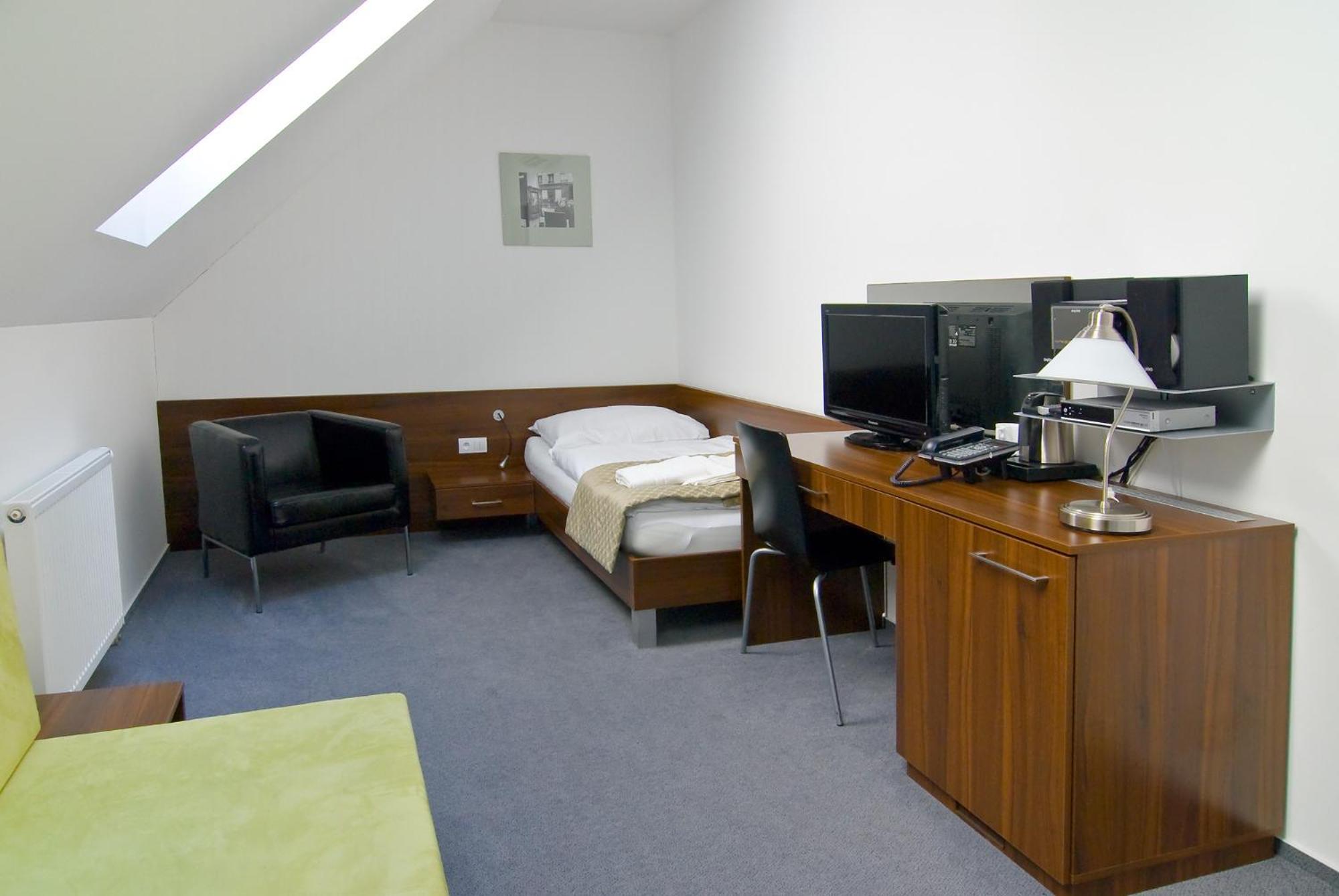 Double Room - Photo 7