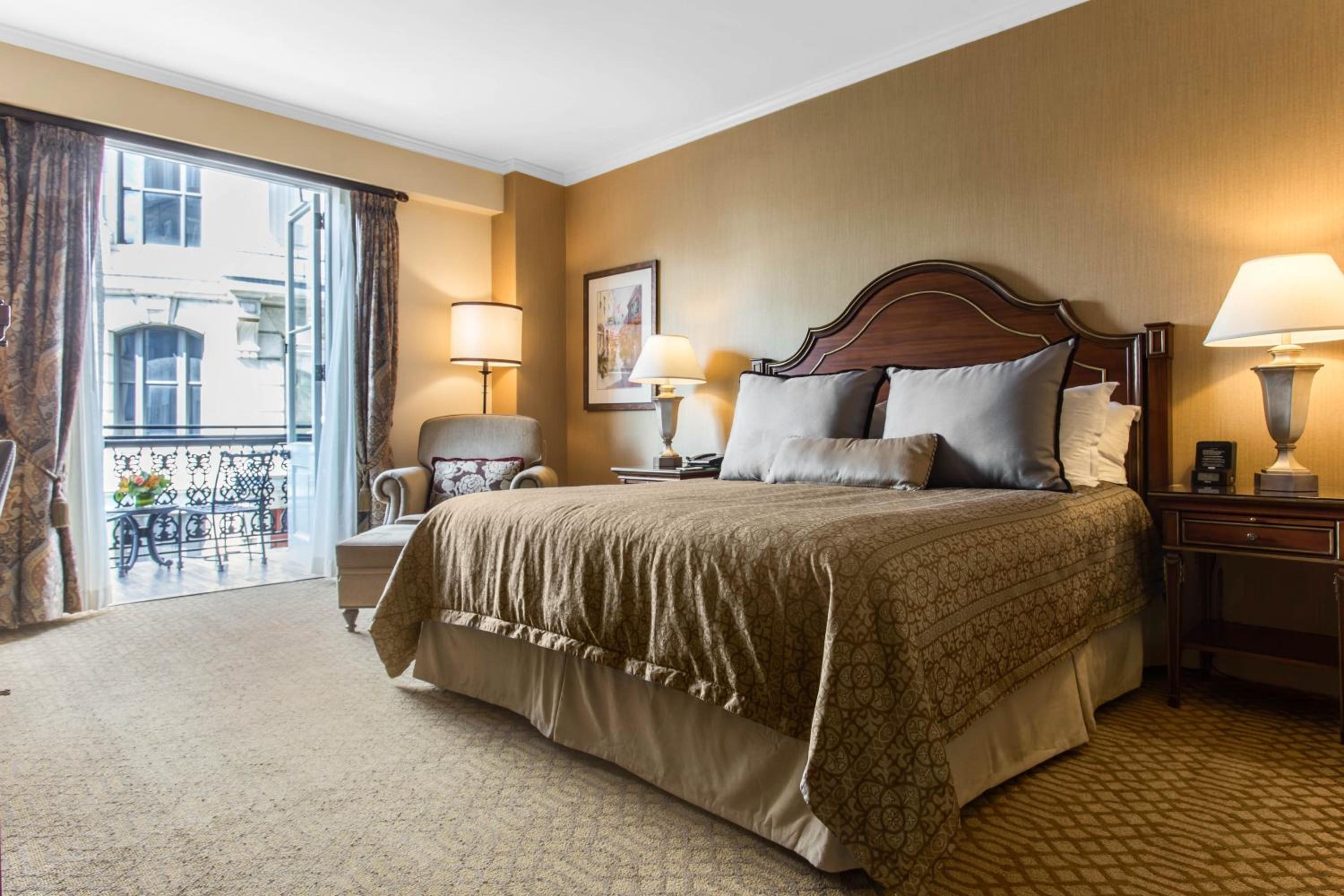 Premier King Room with Balcony  - Photo 5