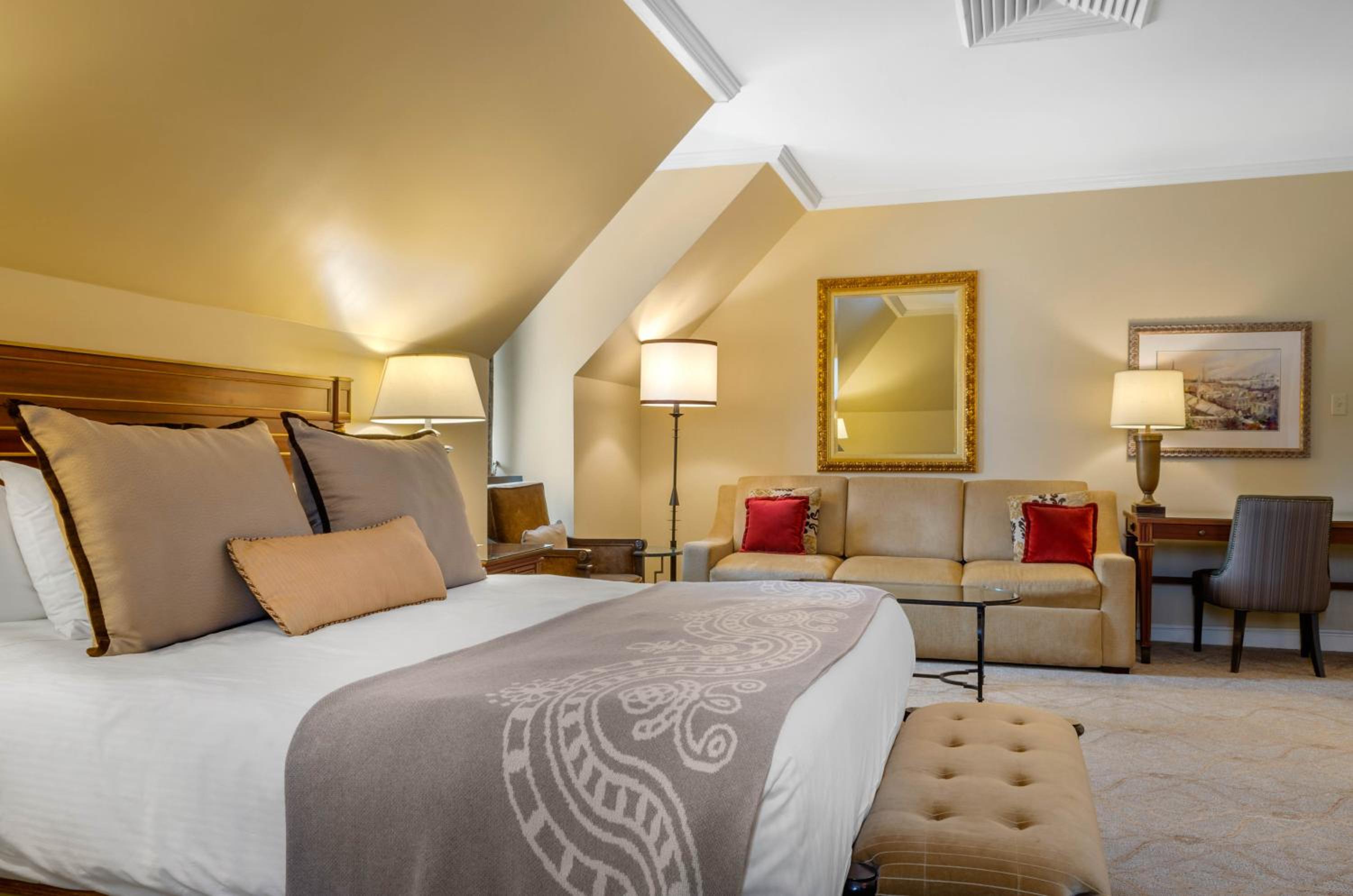 Petite King Suite - Photo 6