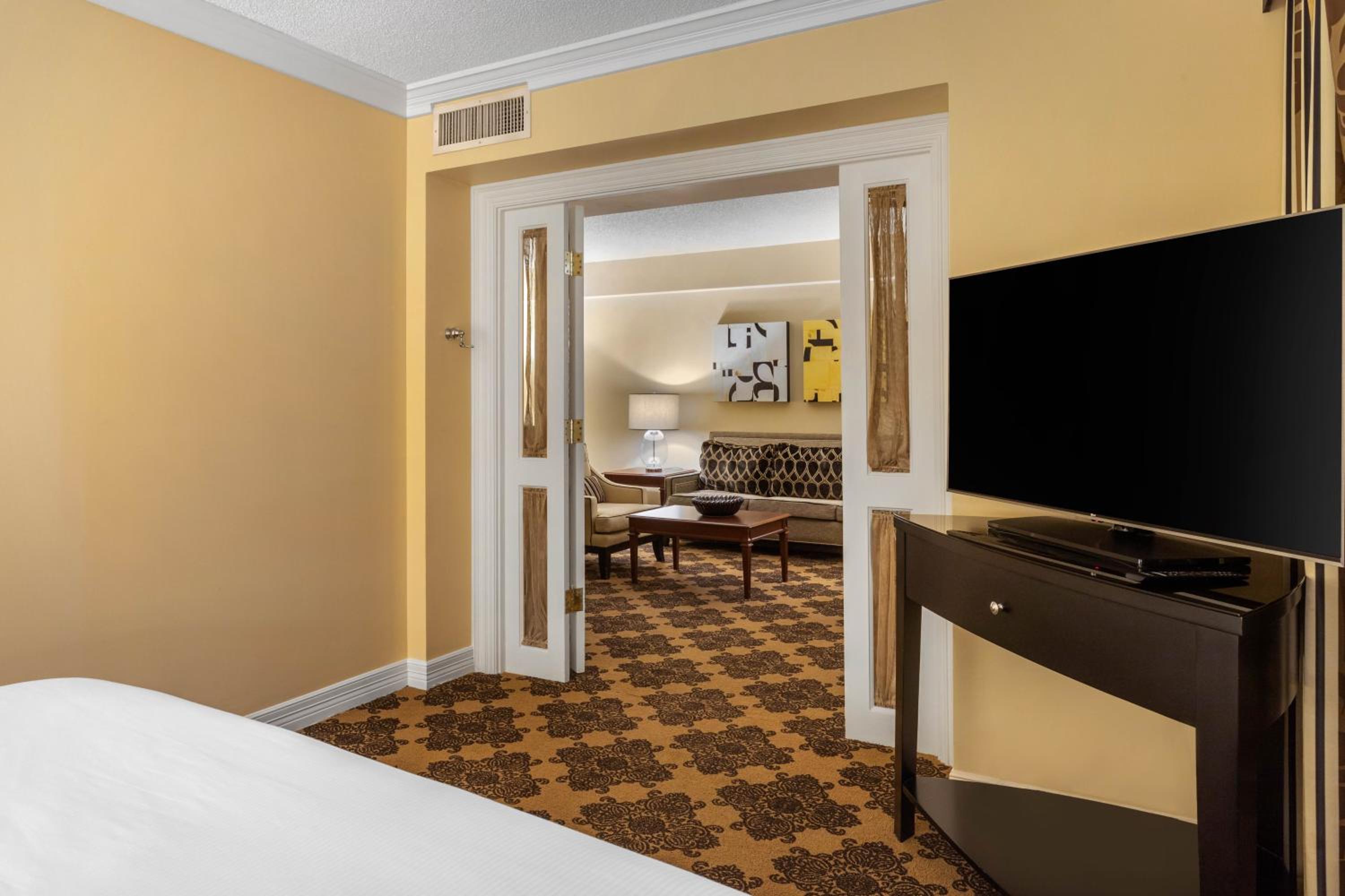 Executive Suite - 1 King Bed - Photo 2