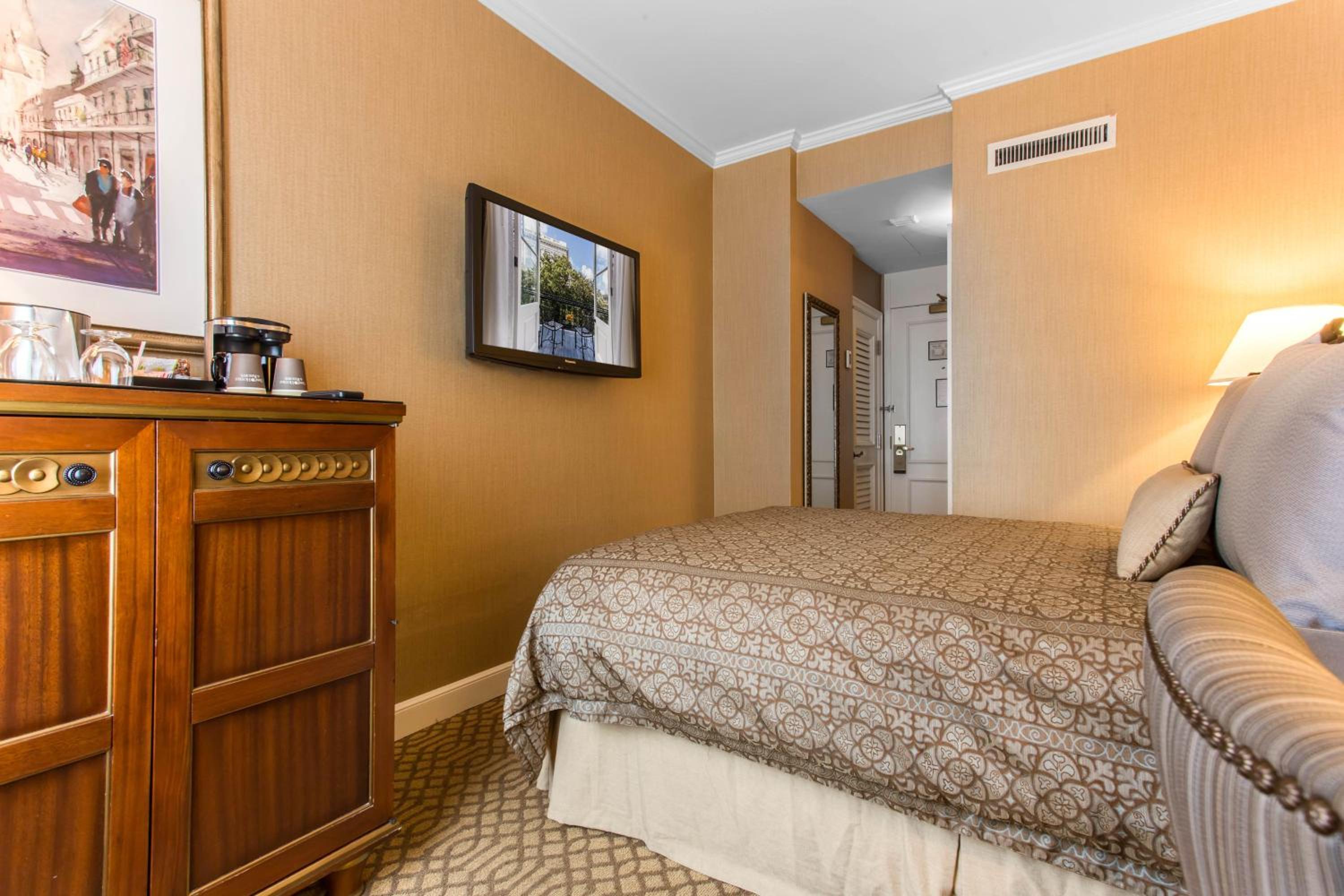  Petite Room 1 Queen Bed - Photo 10