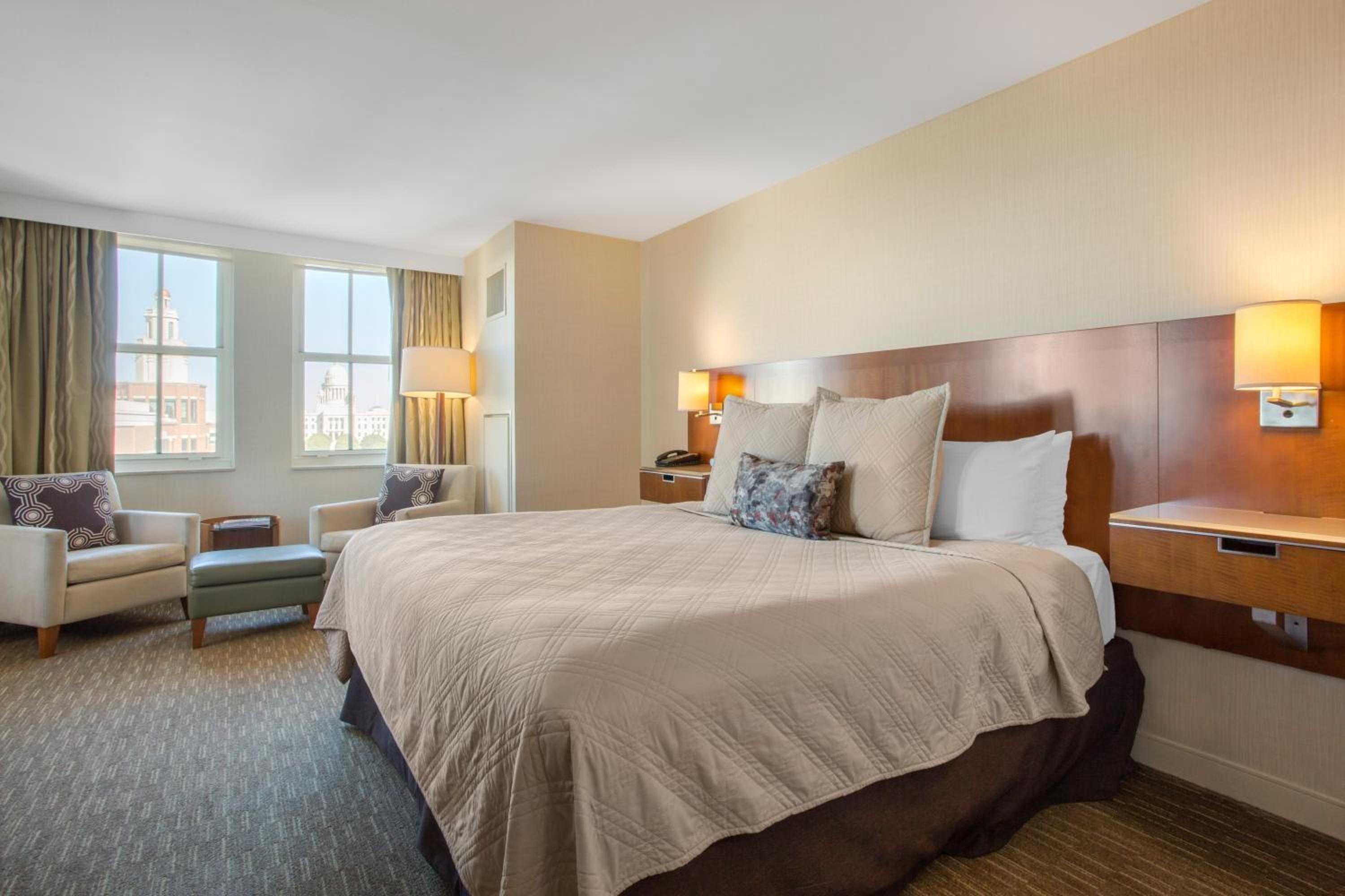 Deluxe Room - 1 King Bed photo 3