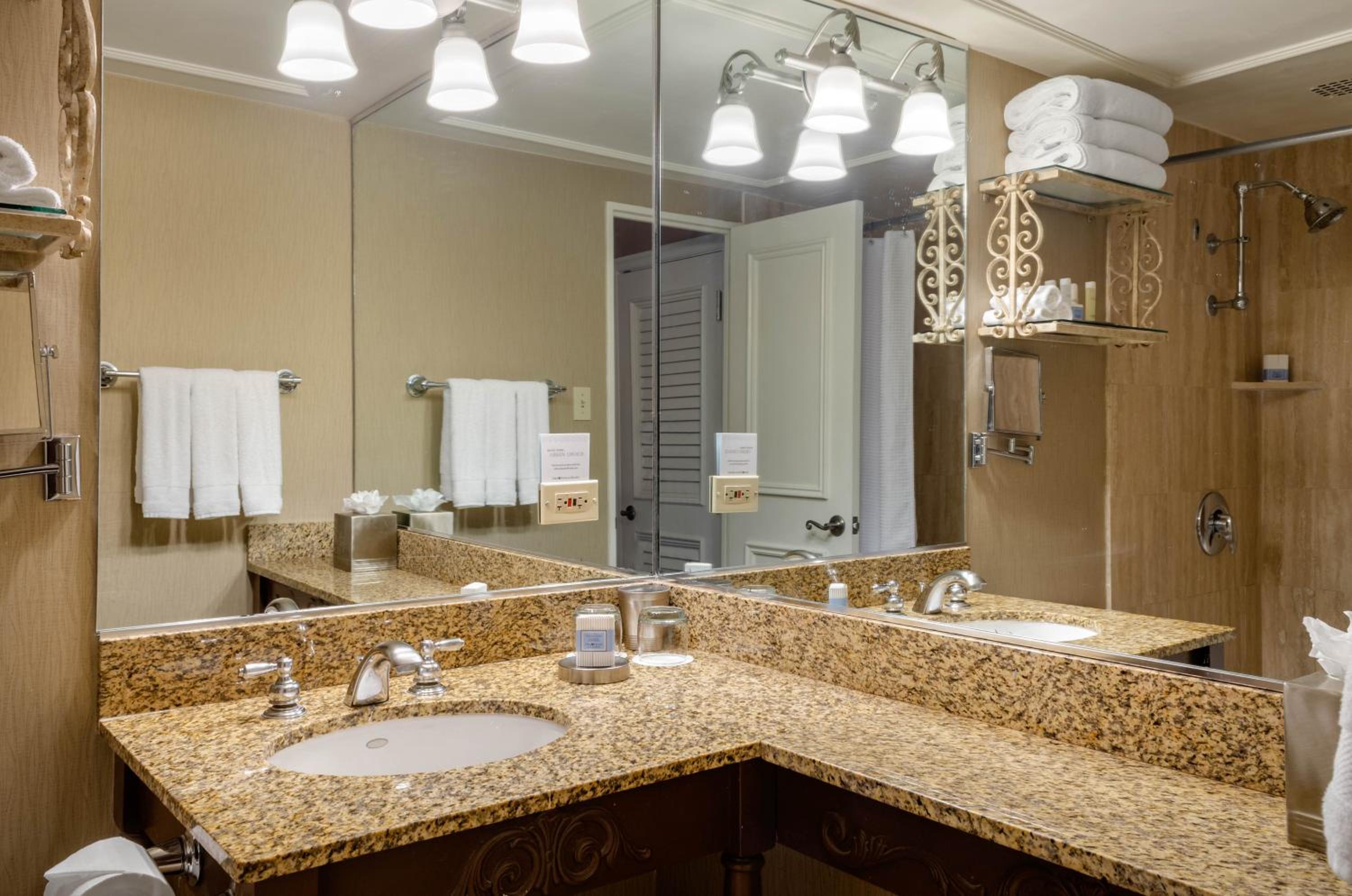 Premier King Room with Balcony  - Photo 7