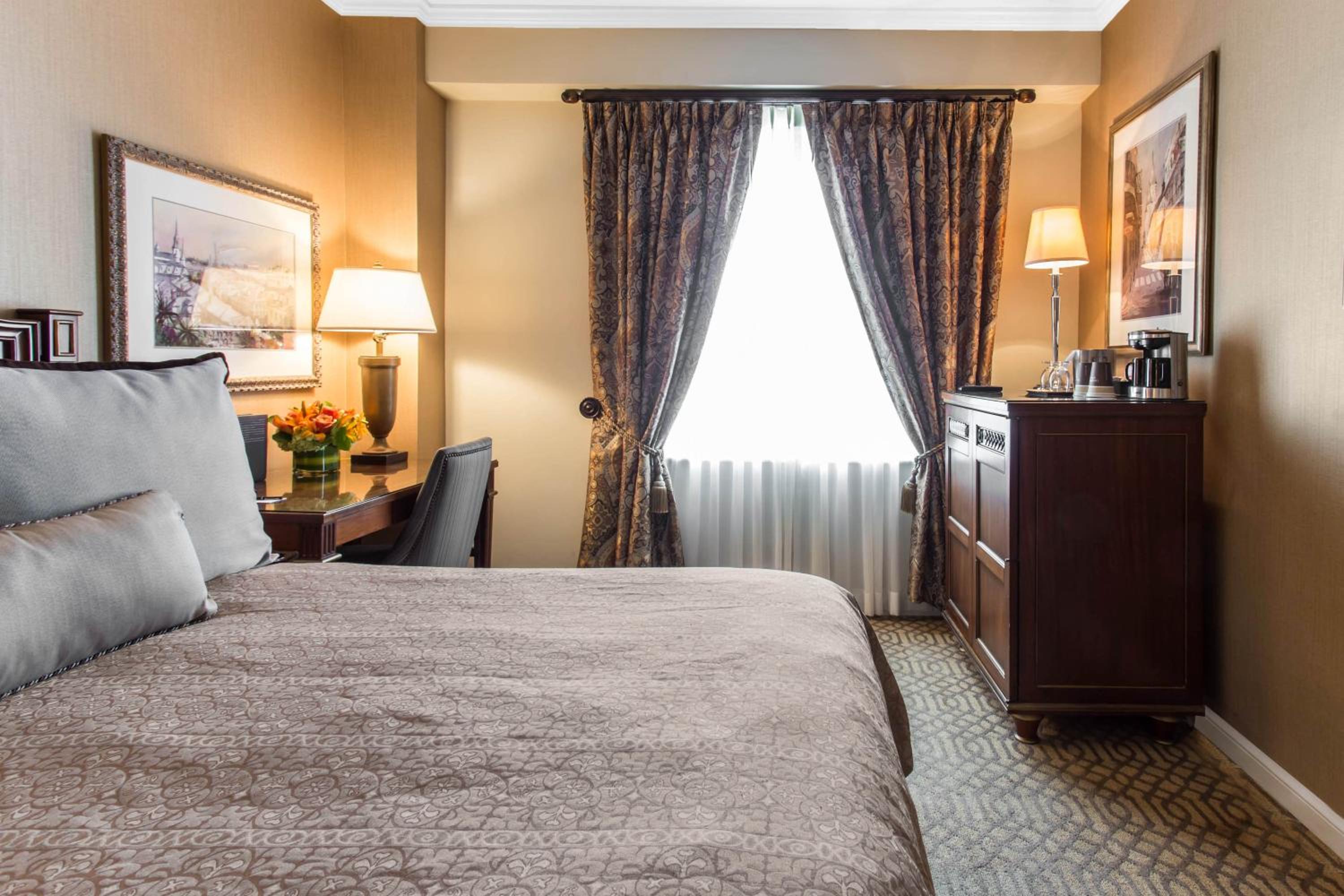 Deluxe Queen Room - Photo 7