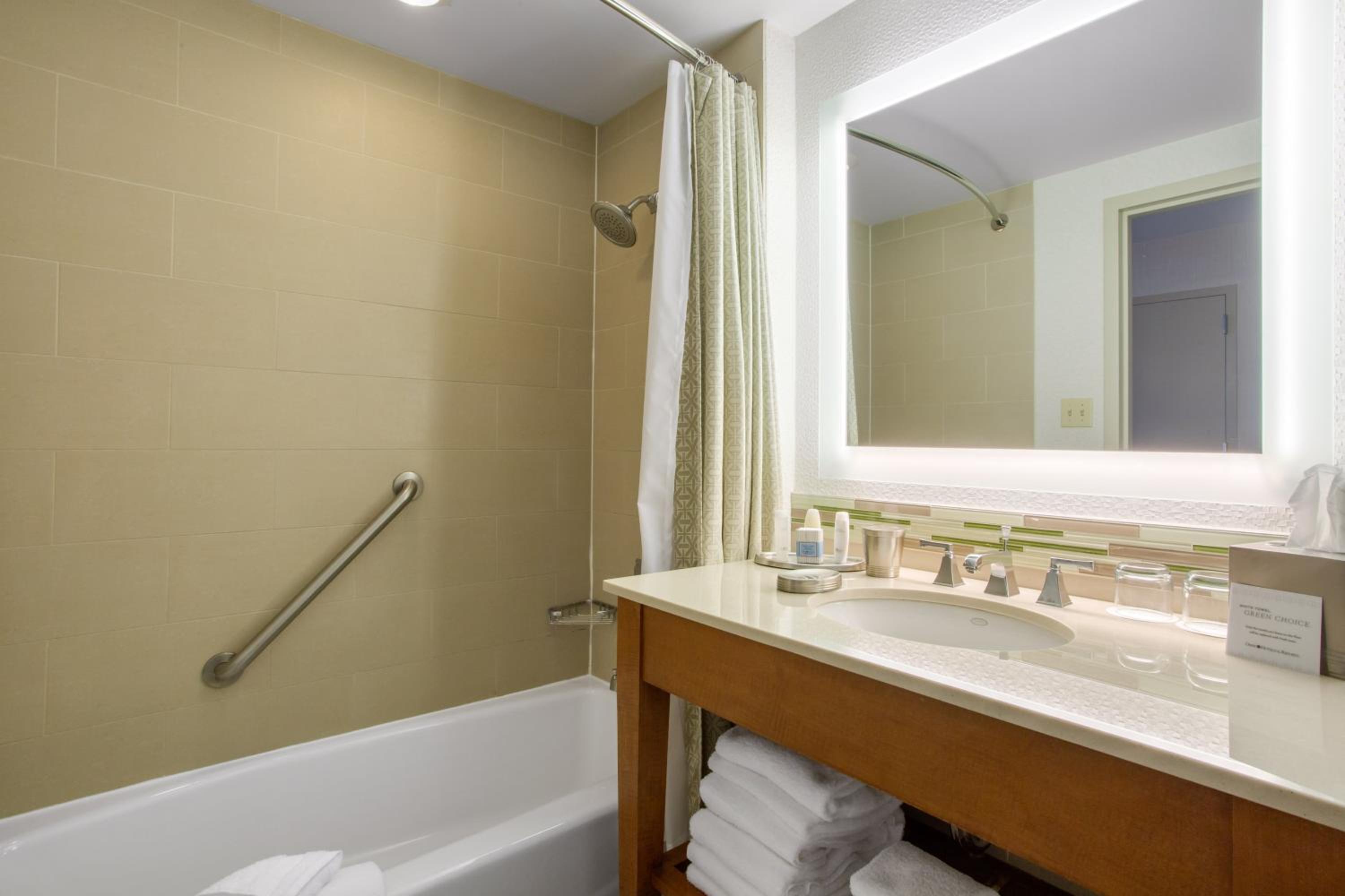 Deluxe Room - 1 King Bed