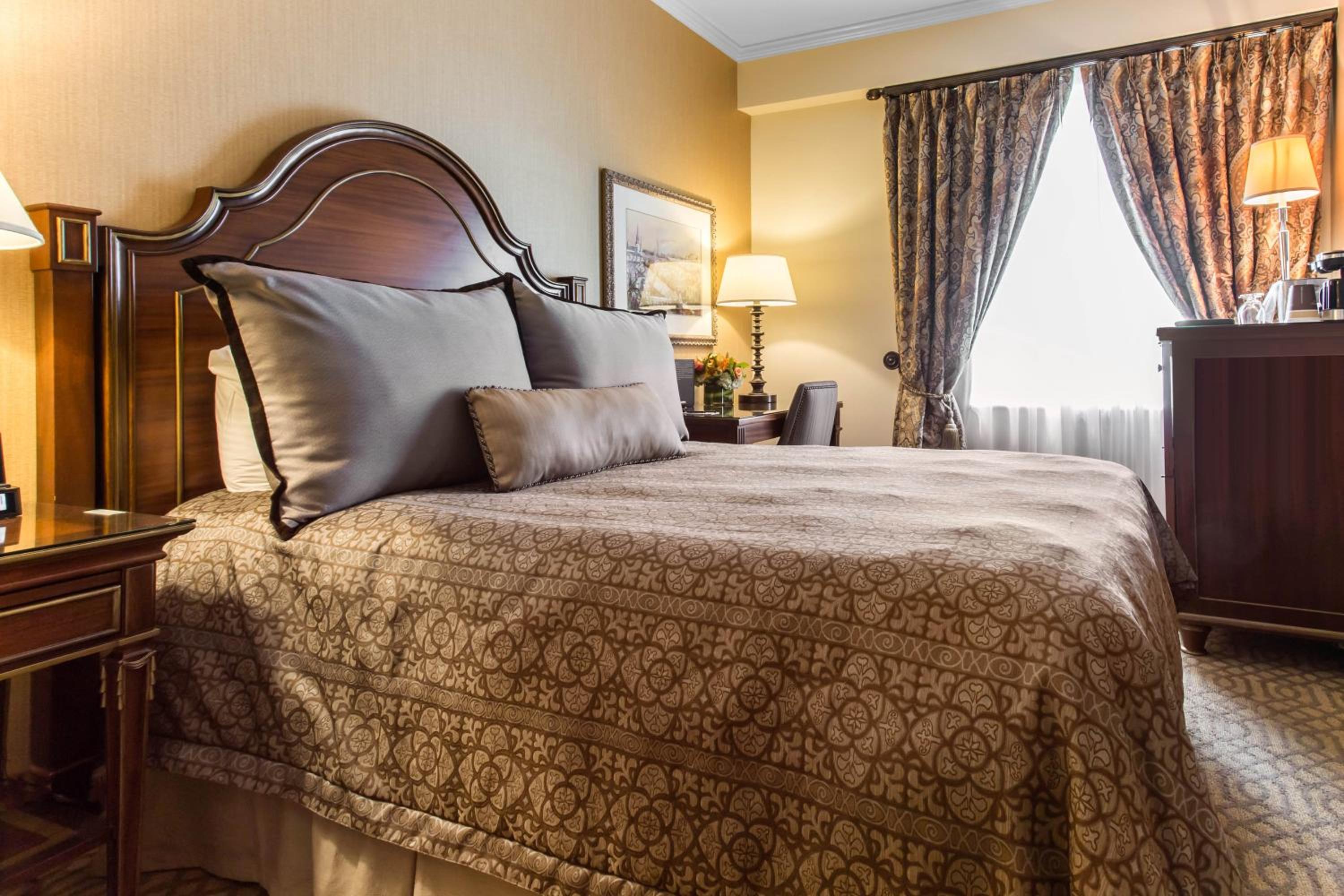  Petite Room 1 Queen Bed - Photo 2