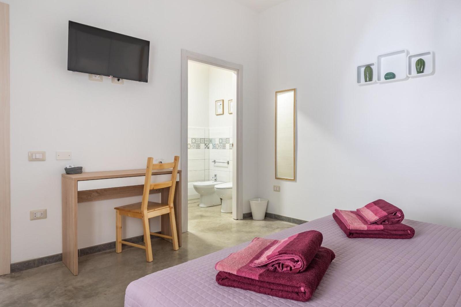 Large Double or Twin Room - Photo 3
