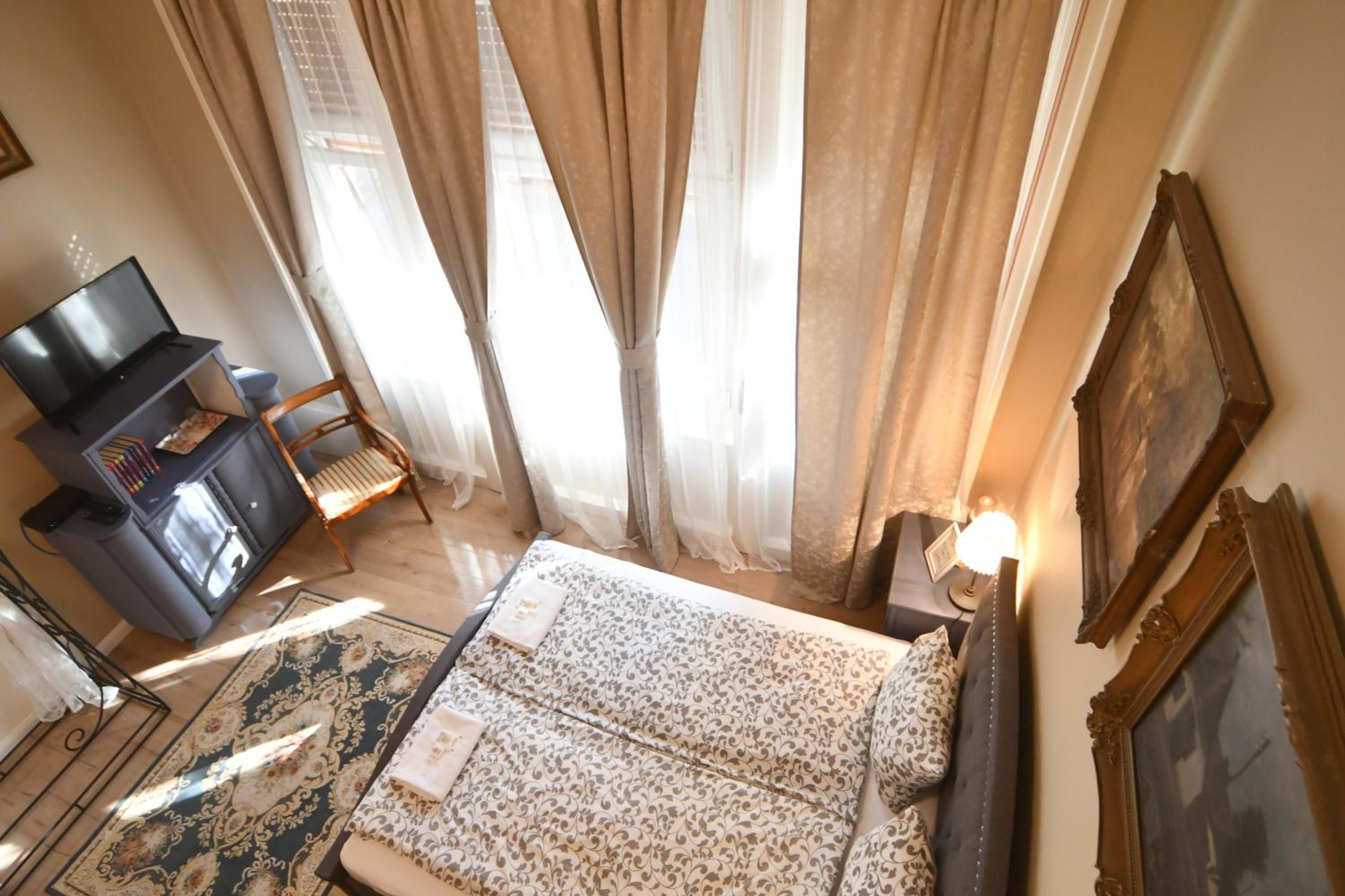 Double Room with Private Bathroom photo 2