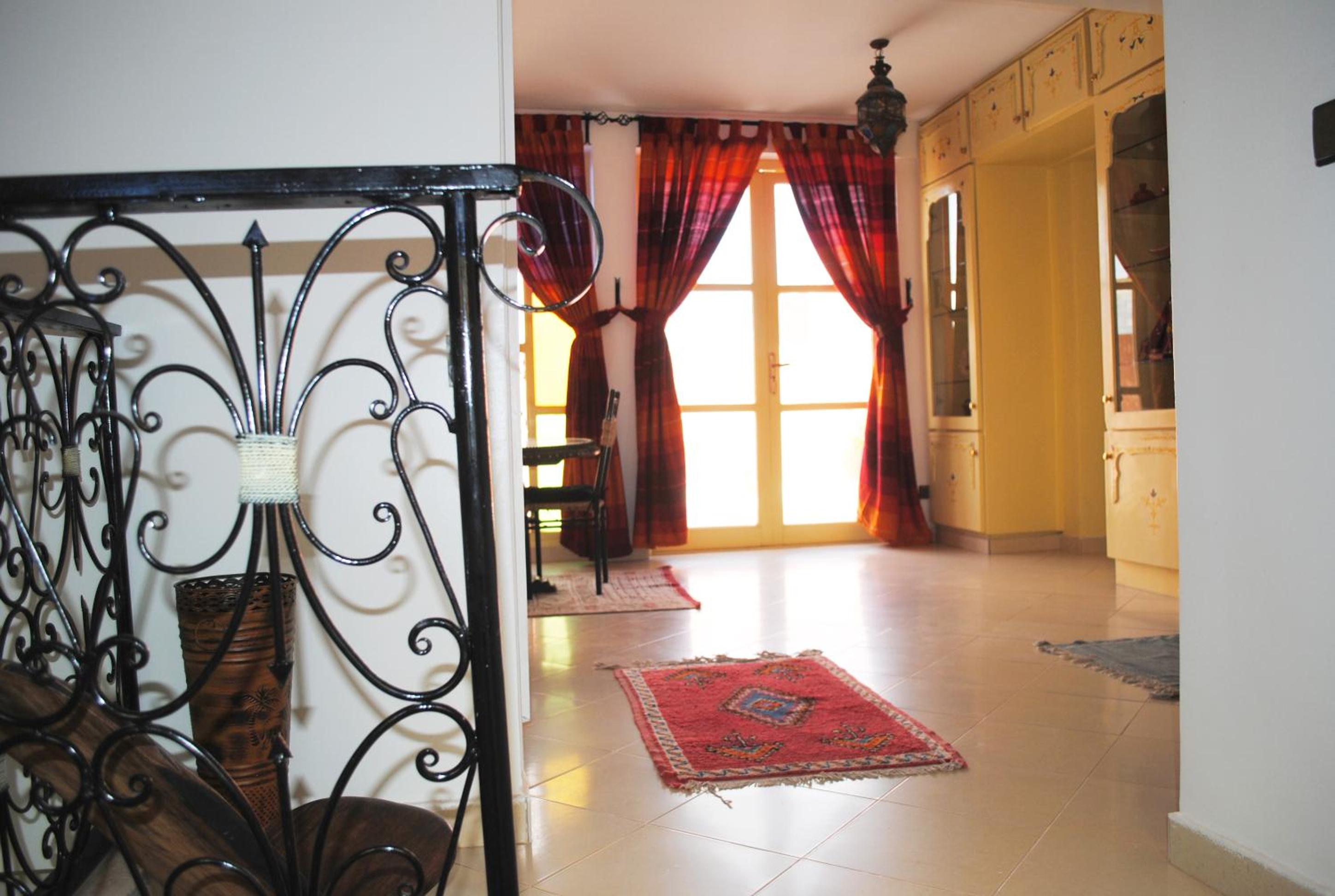 Apartment with Terrace - Photo 12