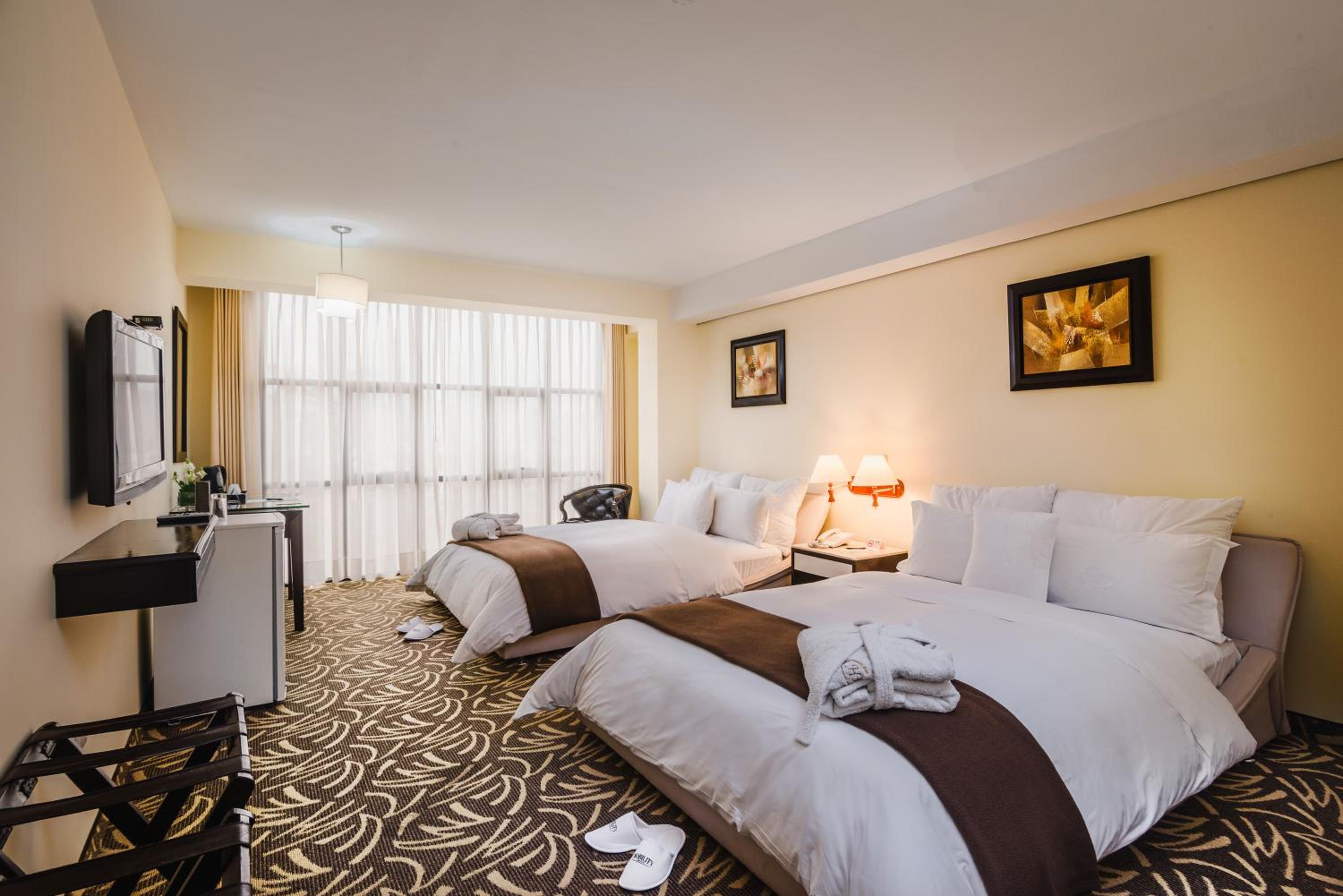 Standard Twin Room with Two Queen Beds photo 3