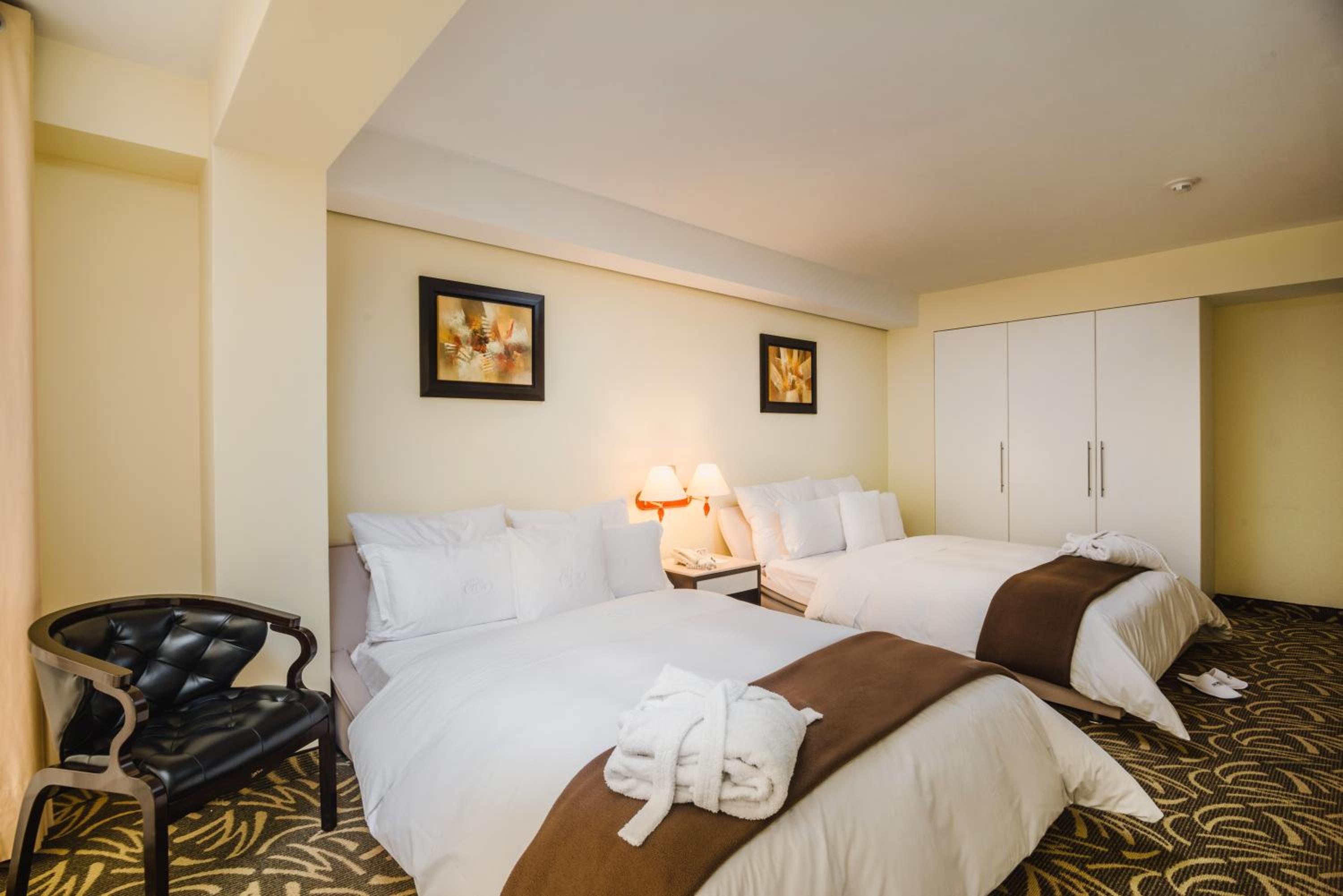 Standard Twin Room with Two Queen Beds photo 1