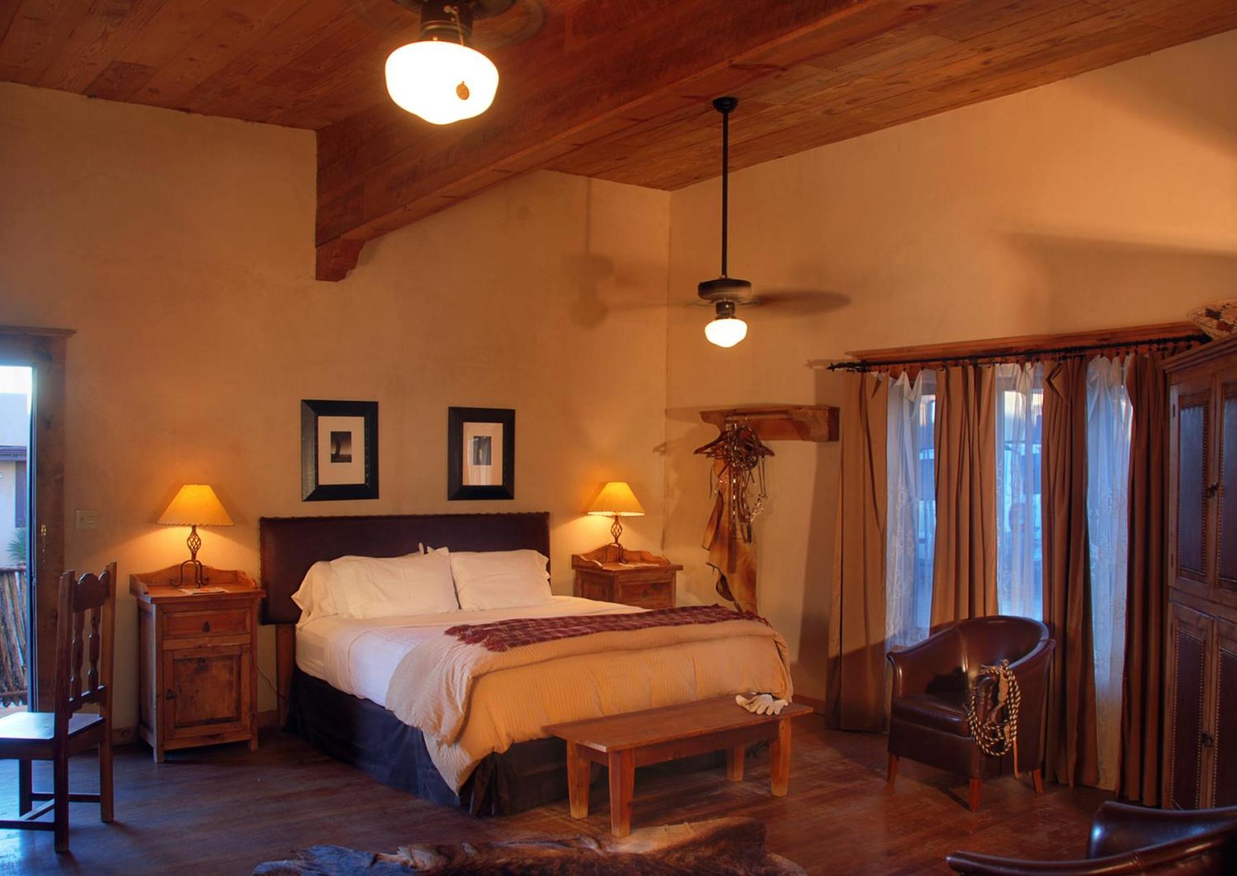 Queen Room photo 2