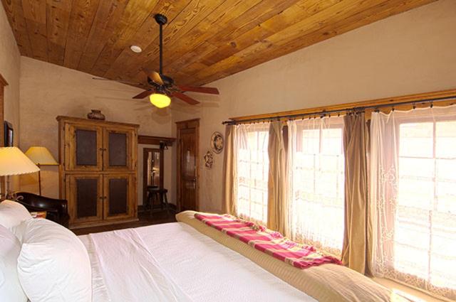 Deluxe King Room photo 1
