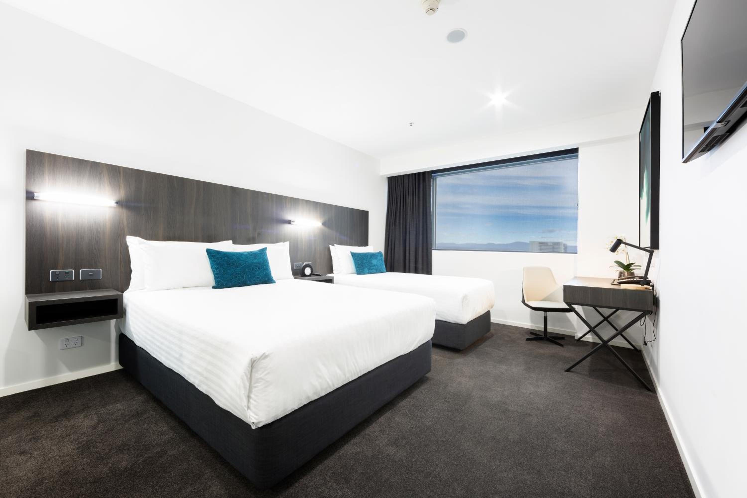 Superior Room with One Queen and One Single Bed - Photo 2