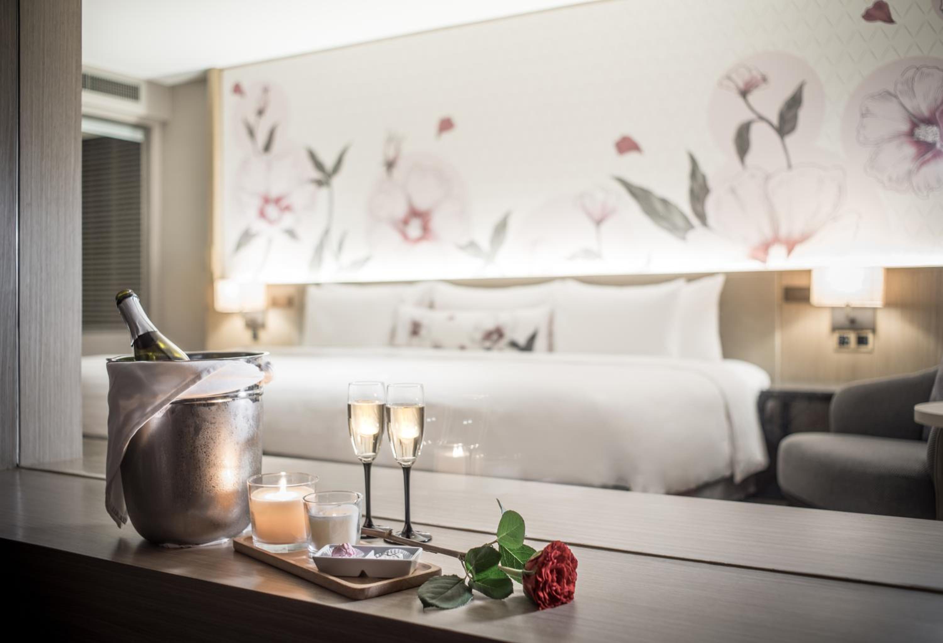 1 Bedroom Corner Suite - Roselle Suite