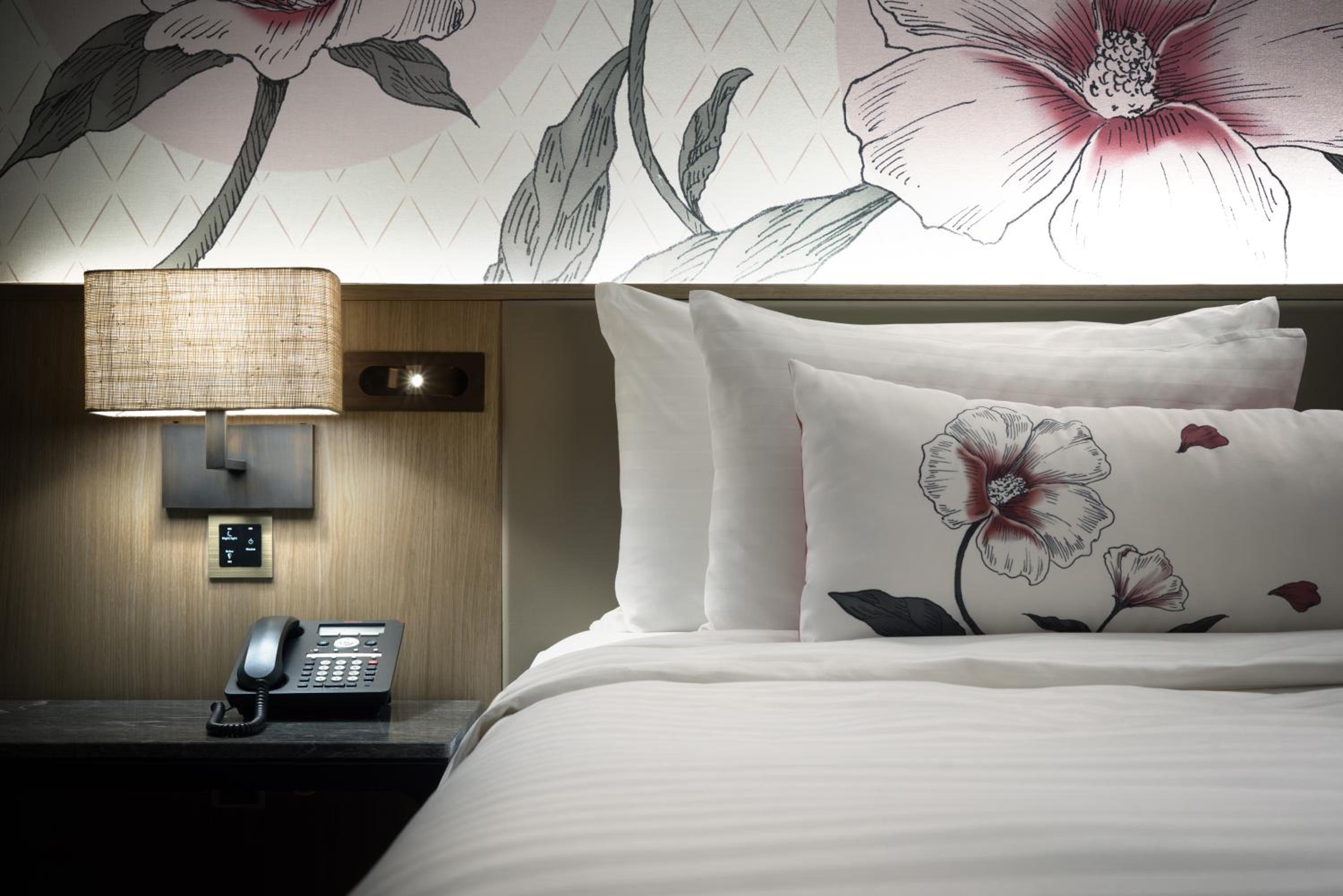 1 Bedroom Corner Suite - Roselle Suite thumbnail 6