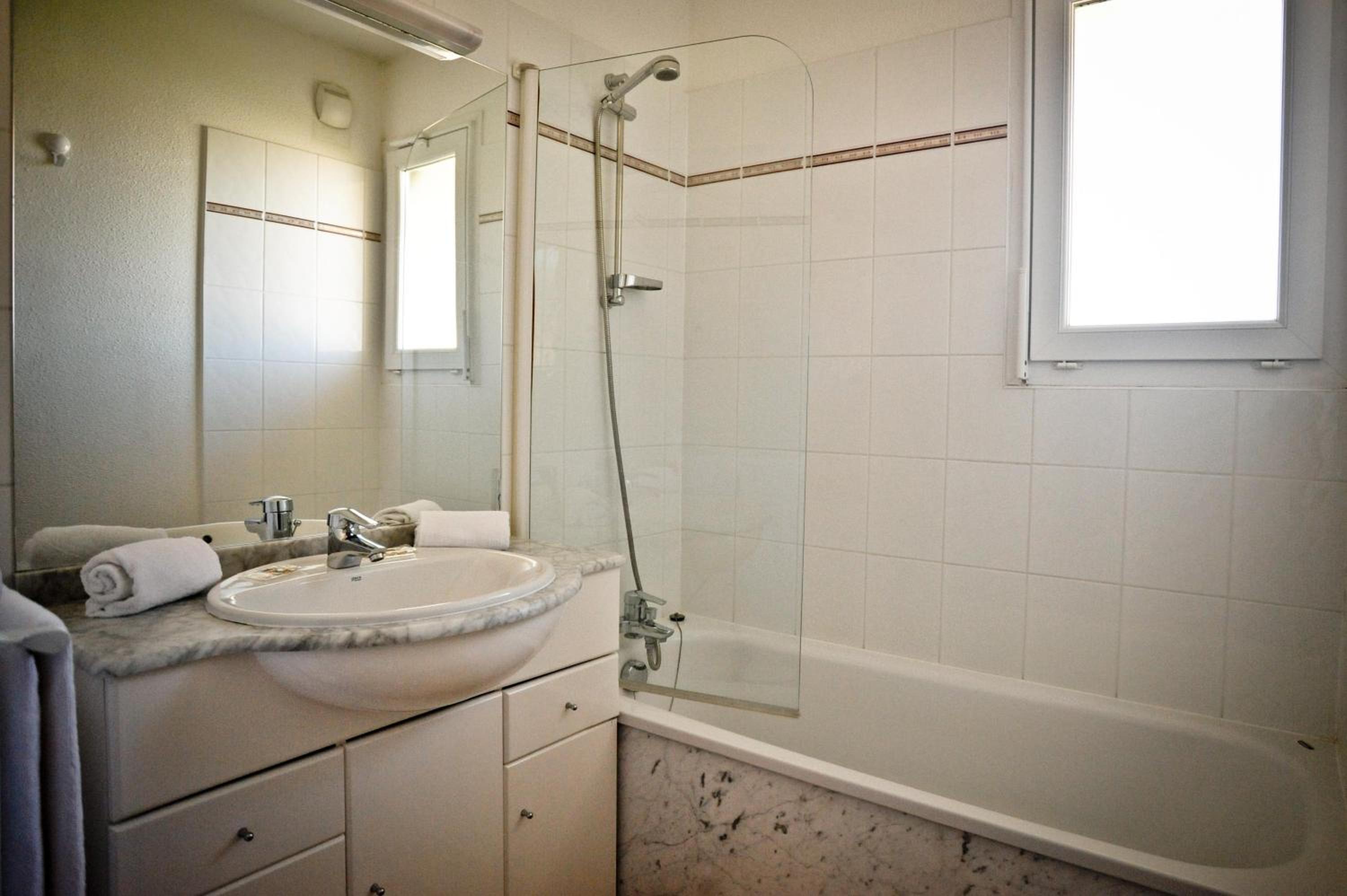 One-Bedroom Apartment (4 Adults) - Photo 12