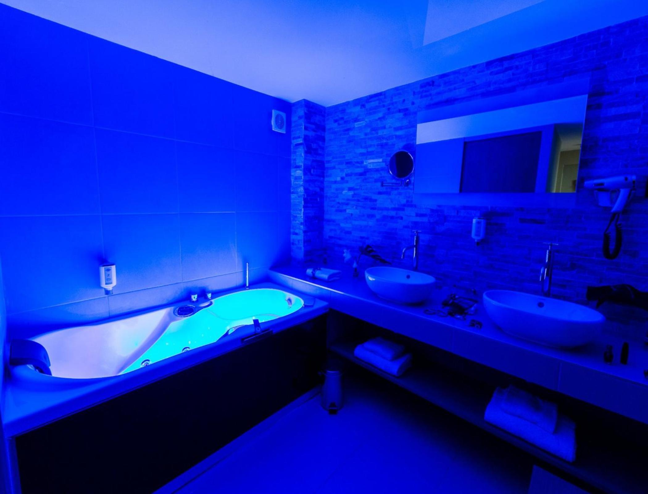 Duplex Suite with Spa Bath - Photo 5