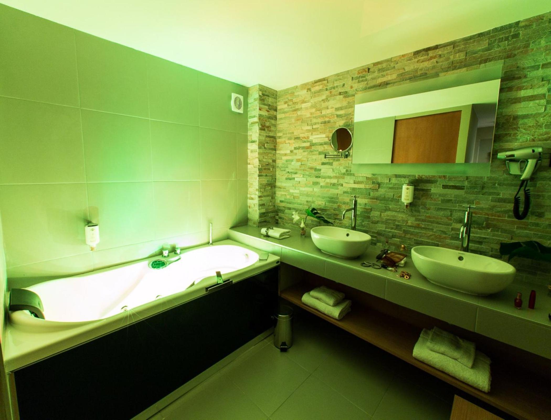 Duplex Suite with Spa Bath - Photo 3
