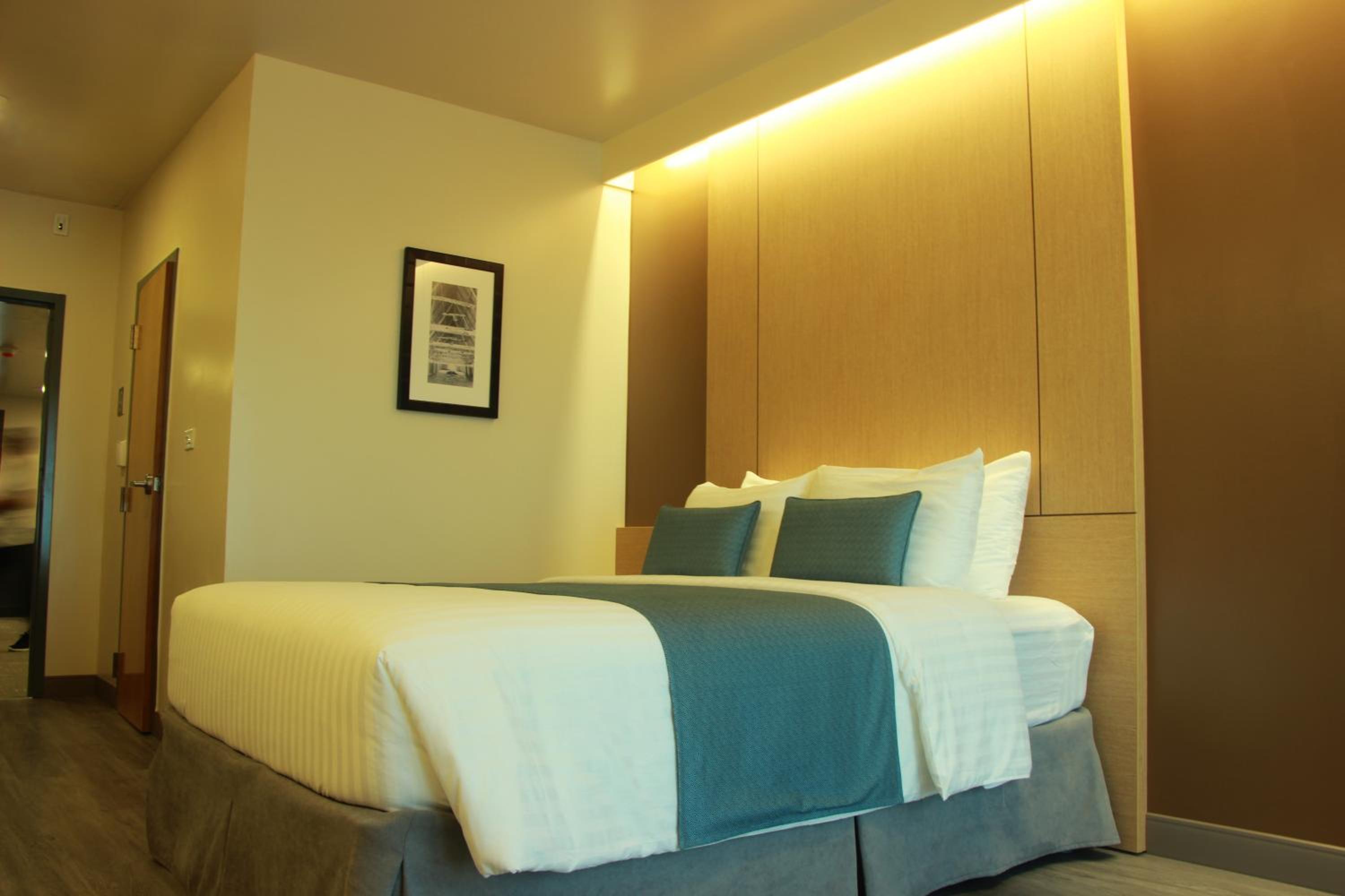 Queen Room with Balcony - Photo 8