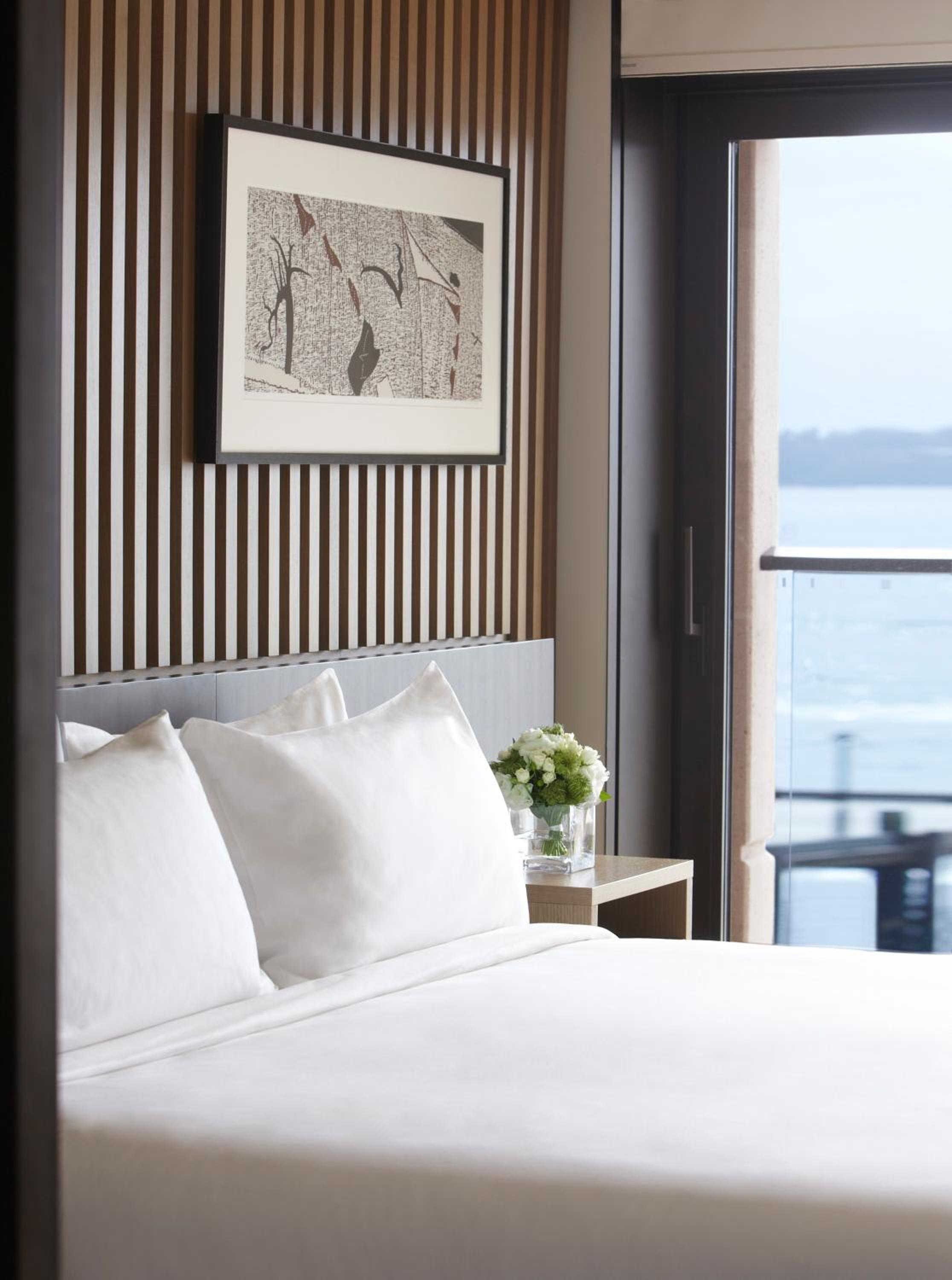 1 King Bed with Opera View Premium