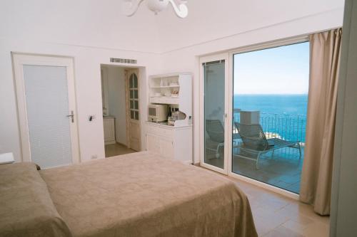 King Apartment with Sea View and Private Jacuzzi - Photo 3