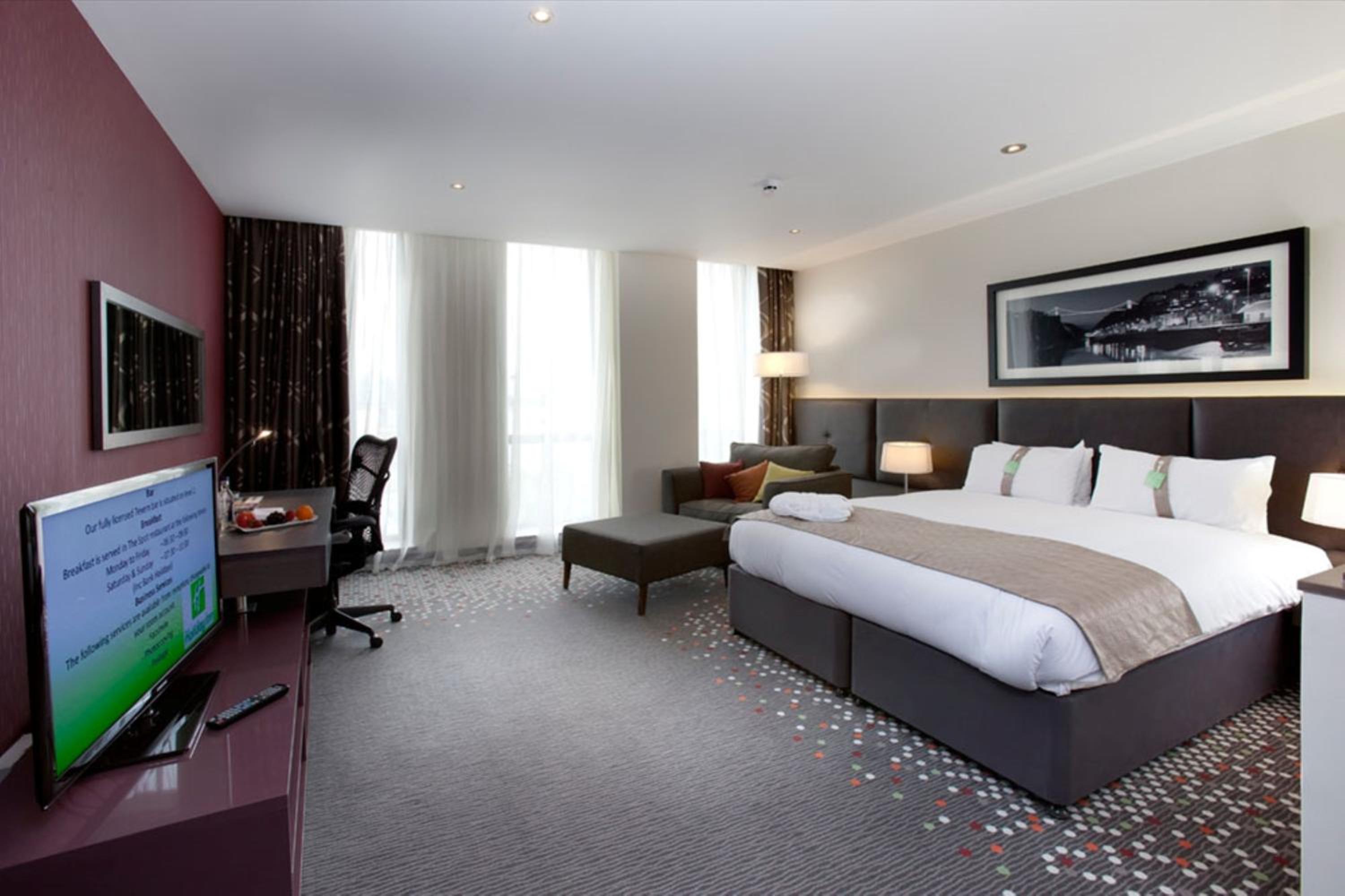 Premium King Room with Sofa Bed - Photo 3