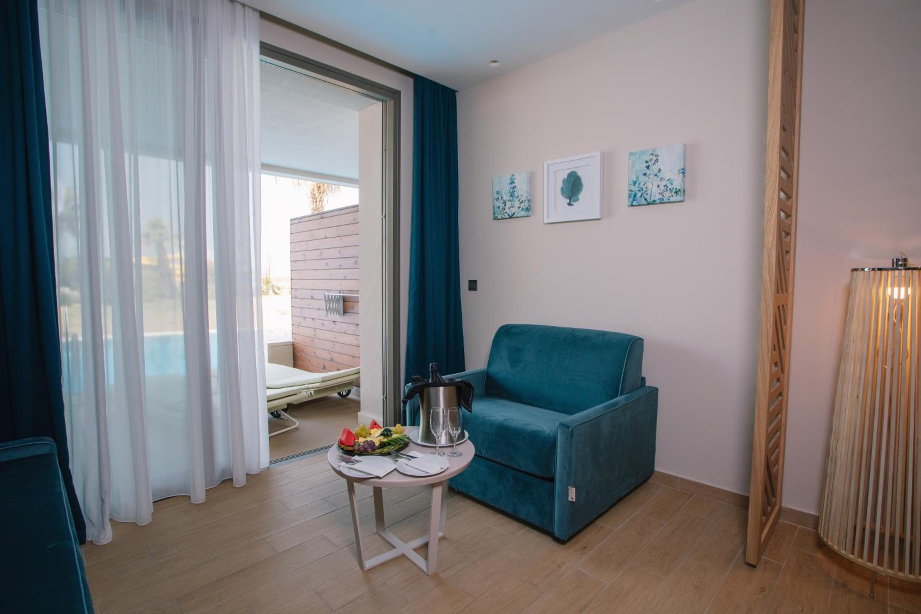 Junior Suite with Shared Pool 
