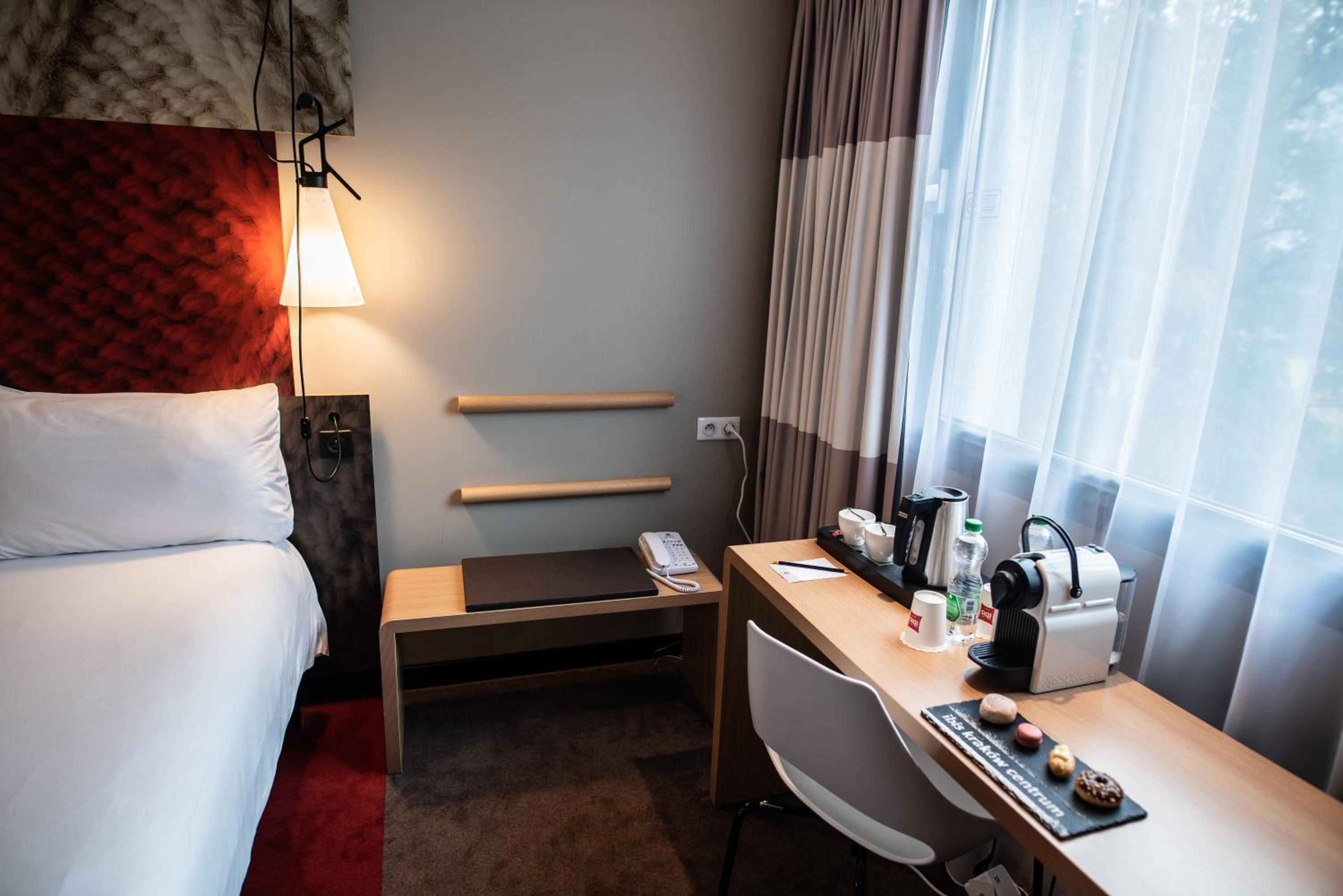 Standard Queen Room - Photo 10