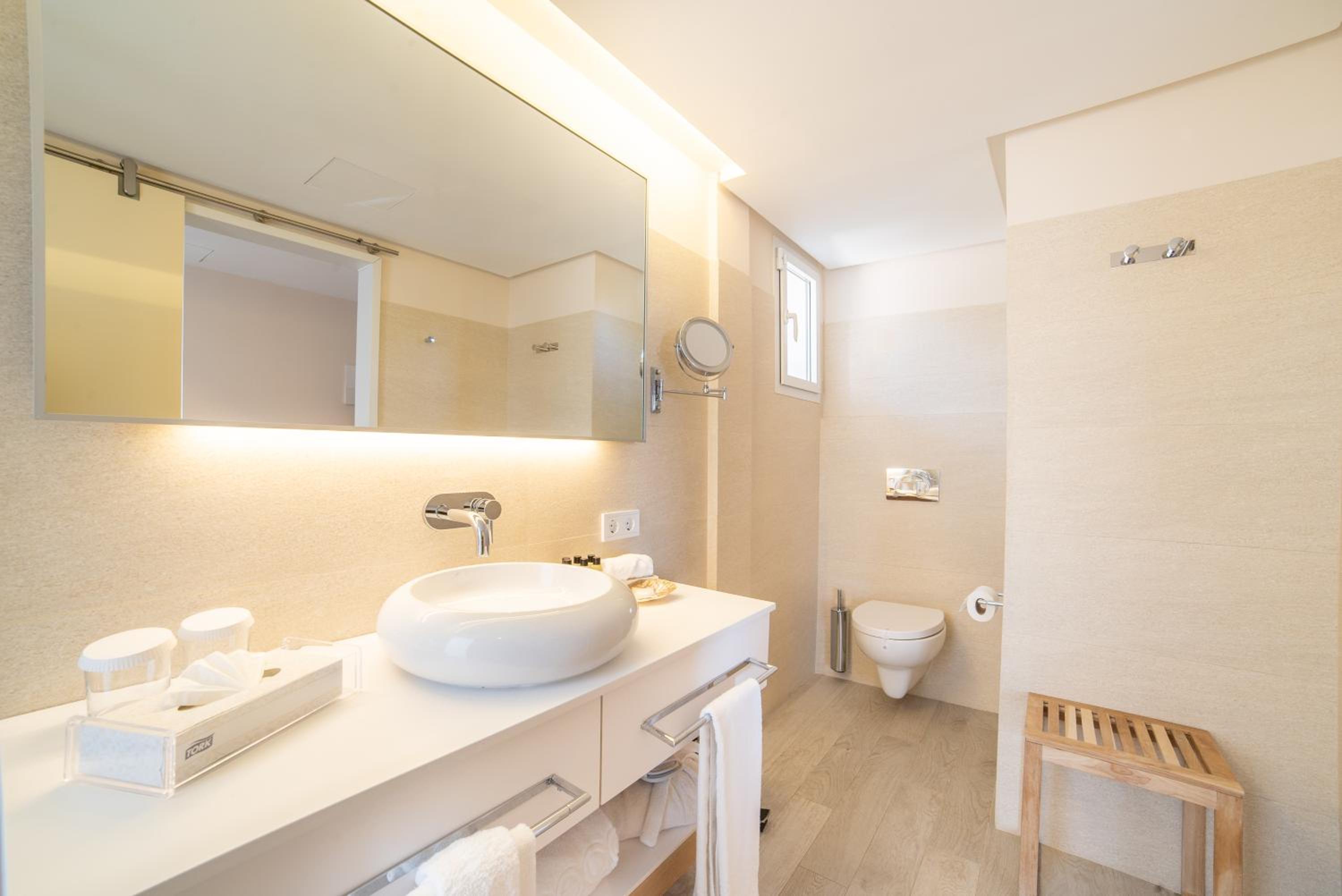 Superior Double Room Lateral Sea View thumbnail 5