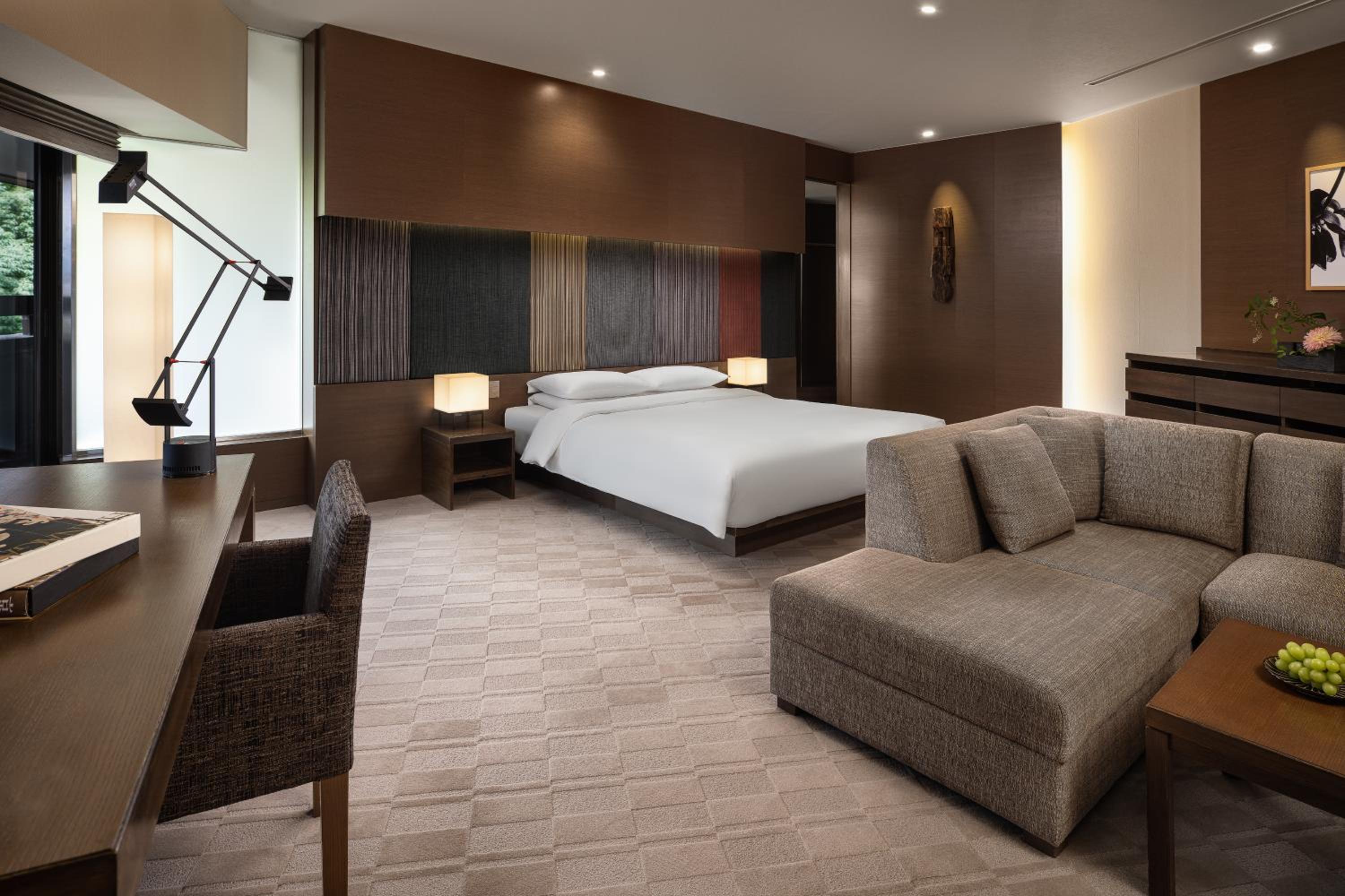 Deluxe King Room with Balcony - Photo 4