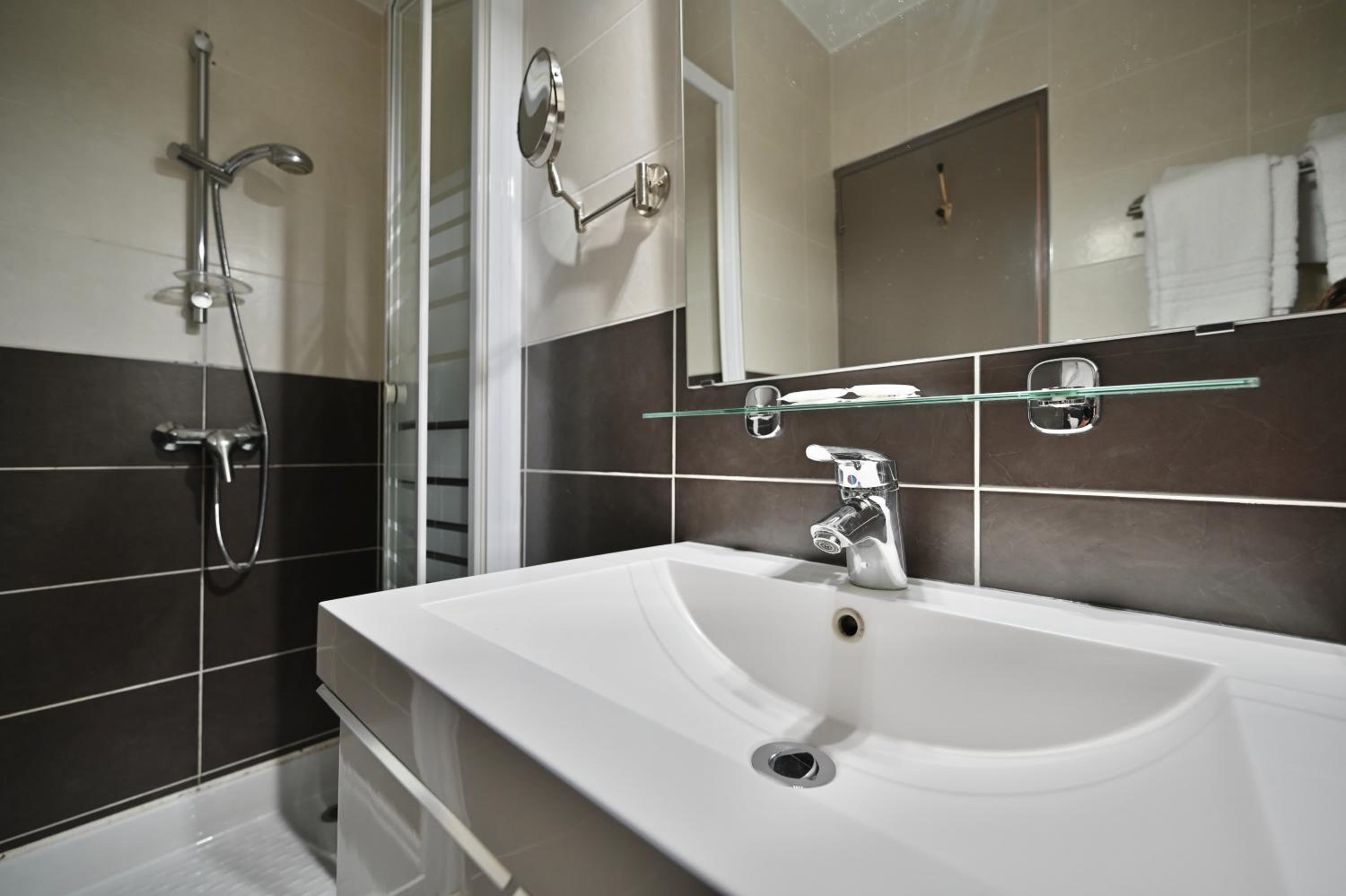 Comfort Double or Twin Room with Air-Conditioning - Photo 9