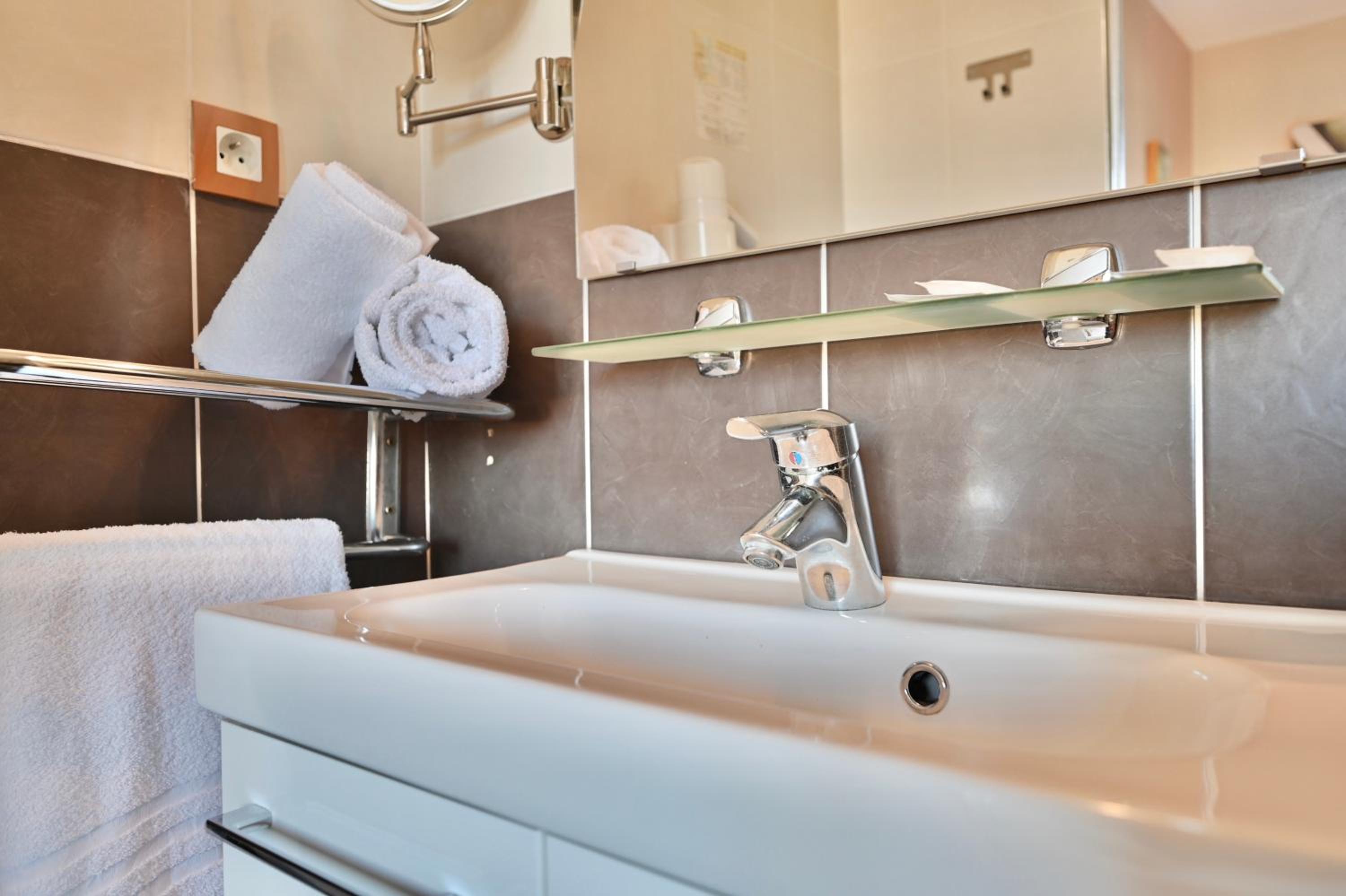 Comfort Double or Twin Room with Air-Conditioning - Photo 6