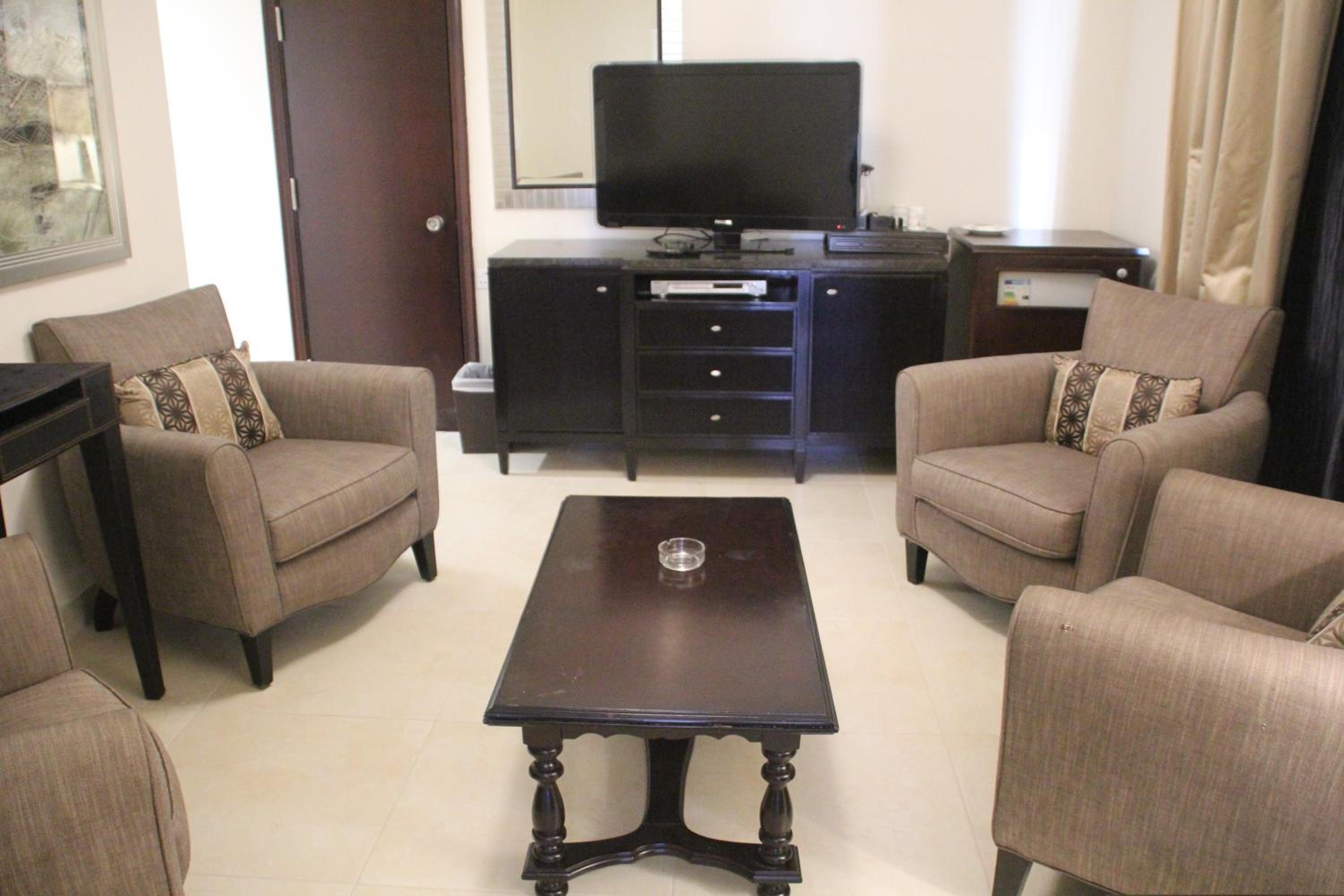 Deluxe King Suite - Photo 5