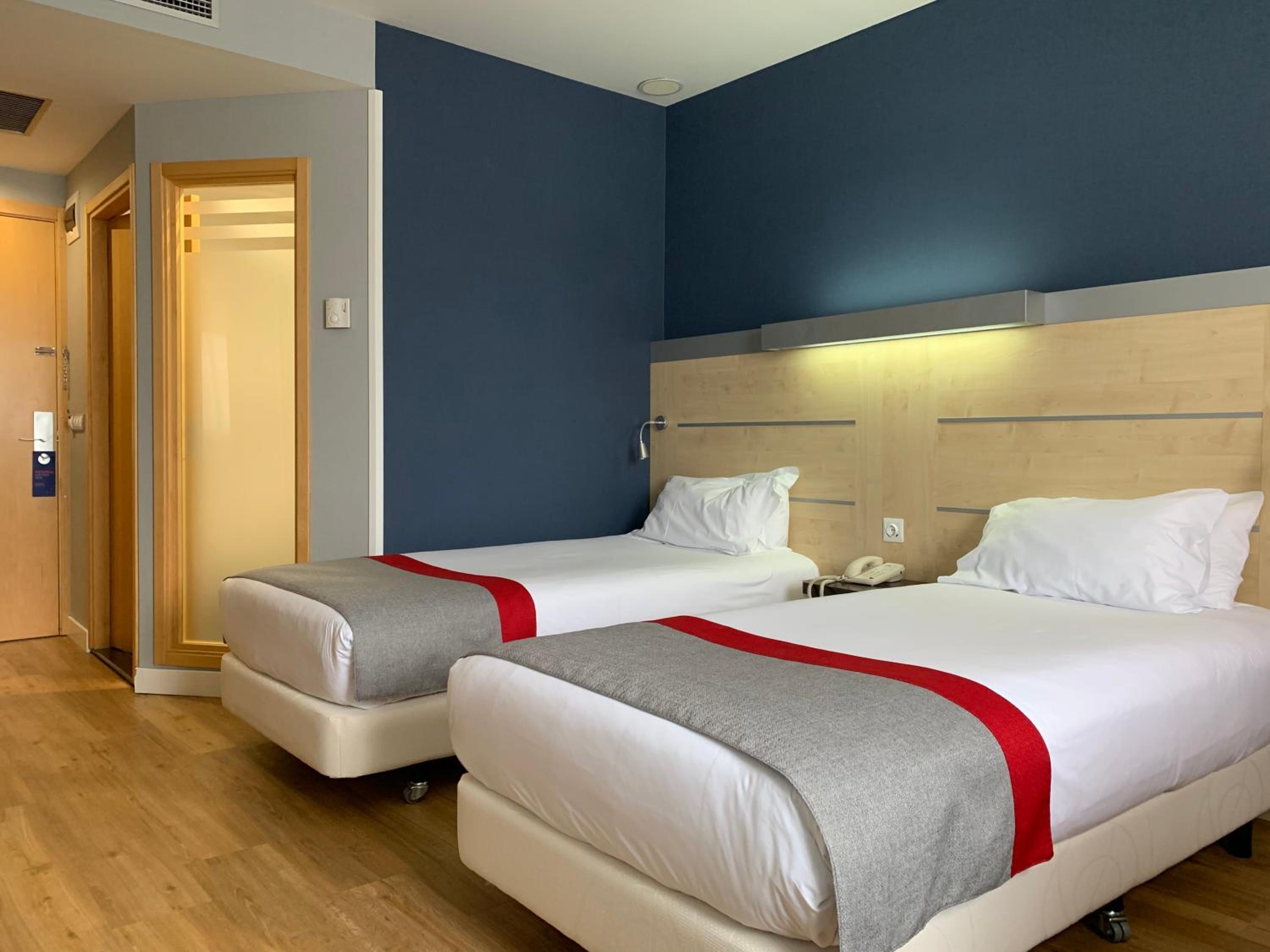 Standard Room with Free Breakfast - Photo 9