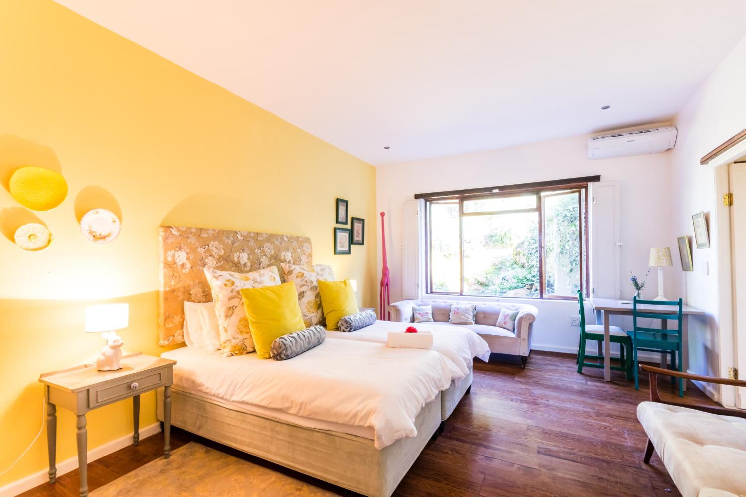 Suite - Photo 1