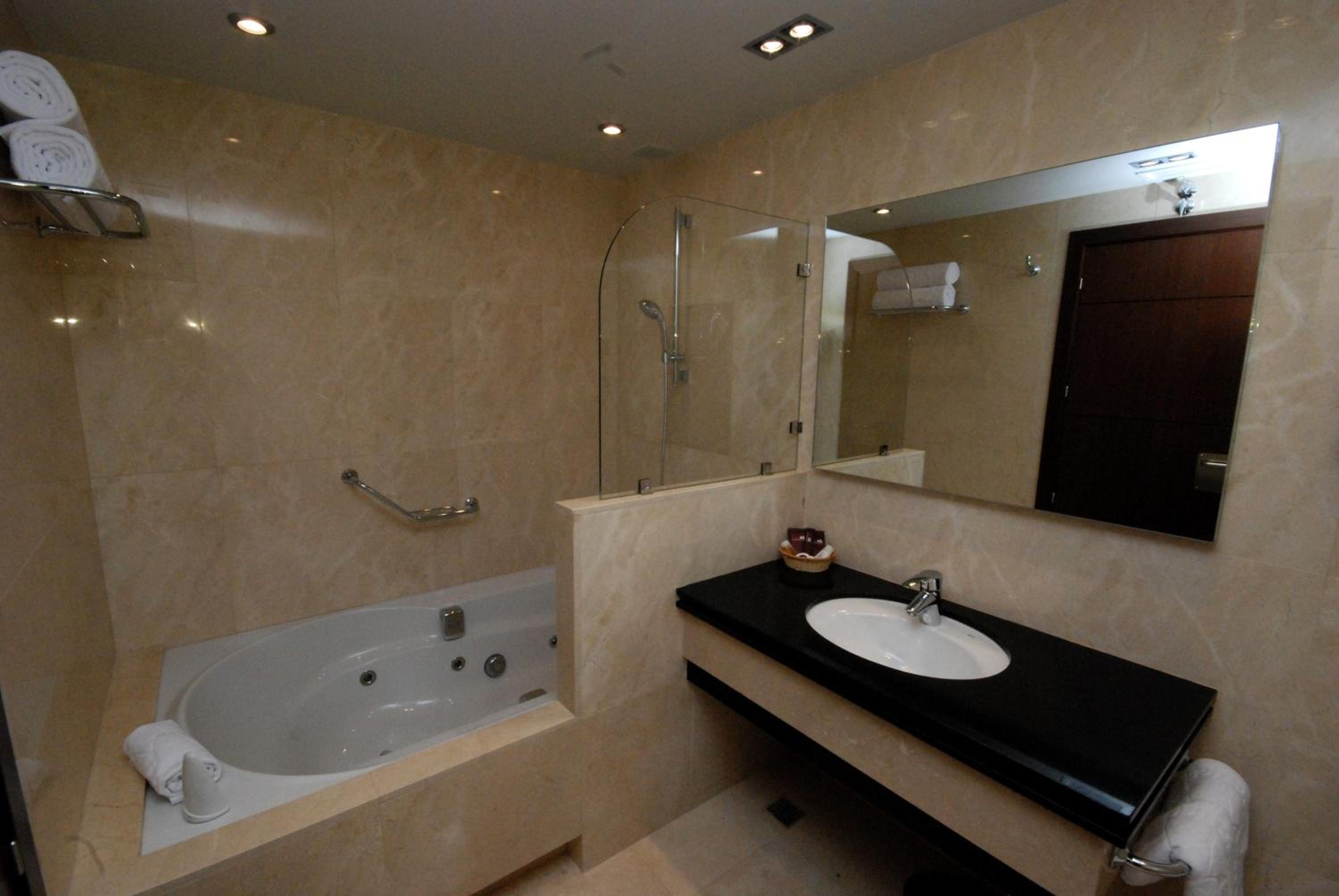 Deluxe Double Room with Hot Tub - Photo 2