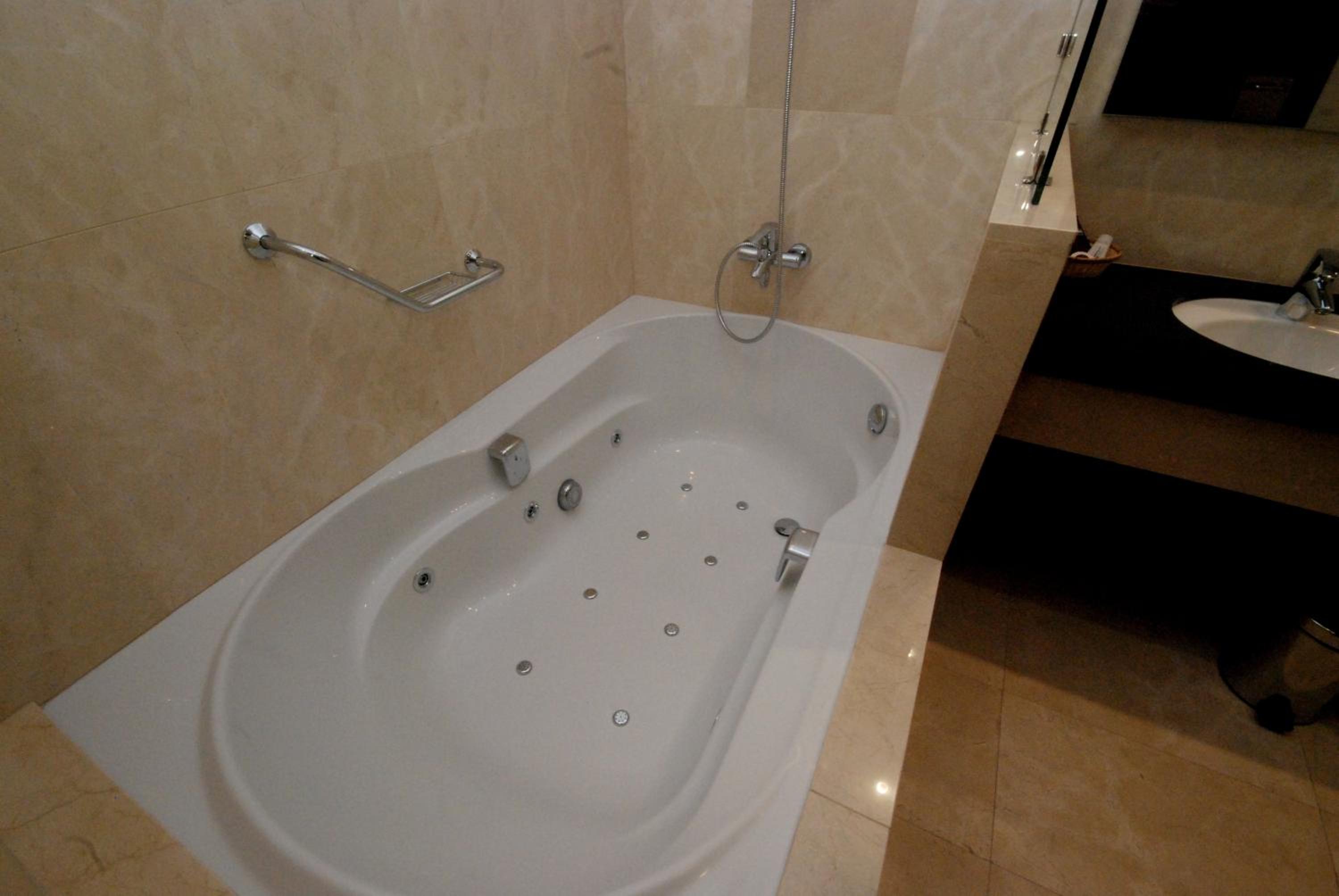 Deluxe Double Room with Hot Tub - Photo 3