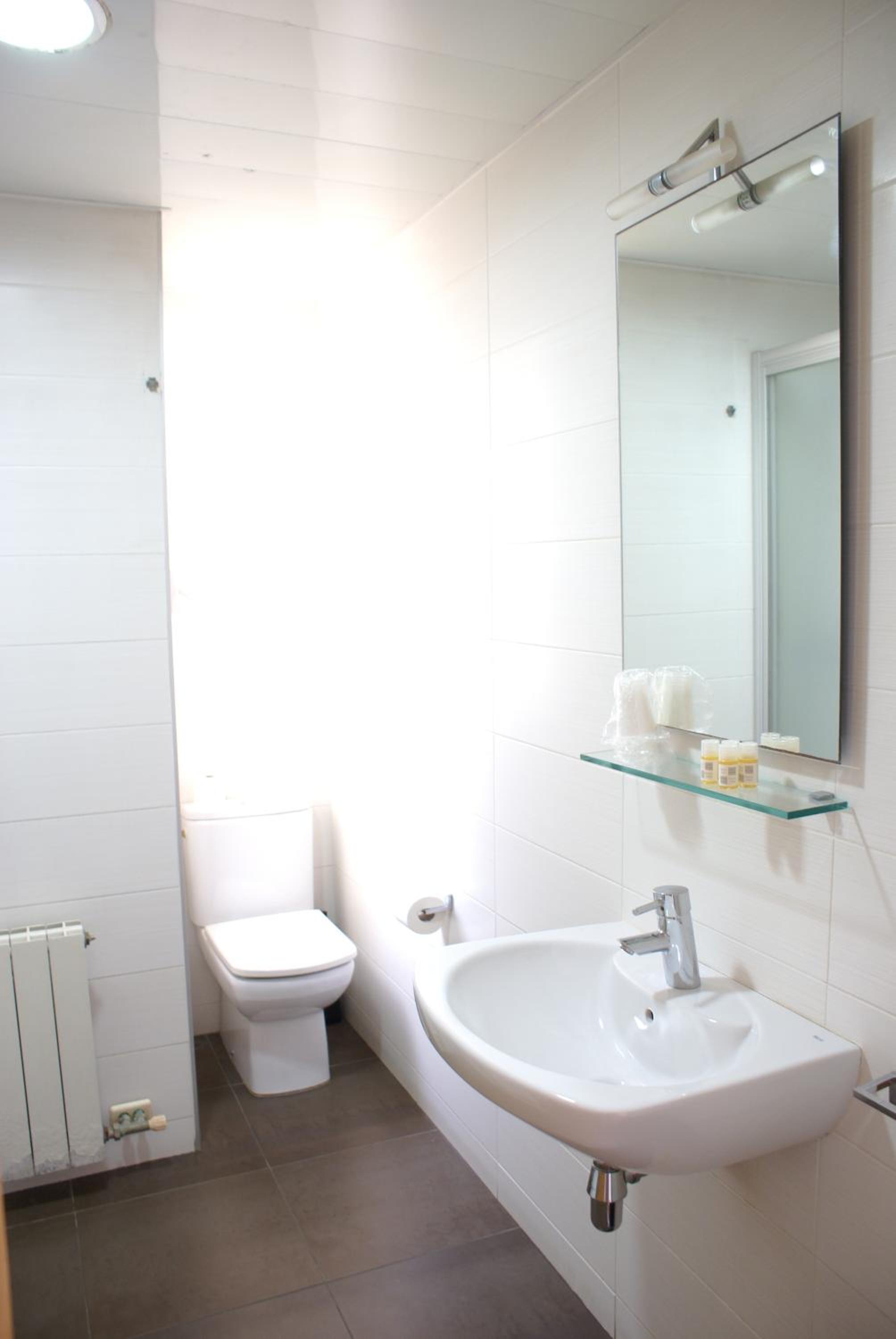Twin Room - Photo 3