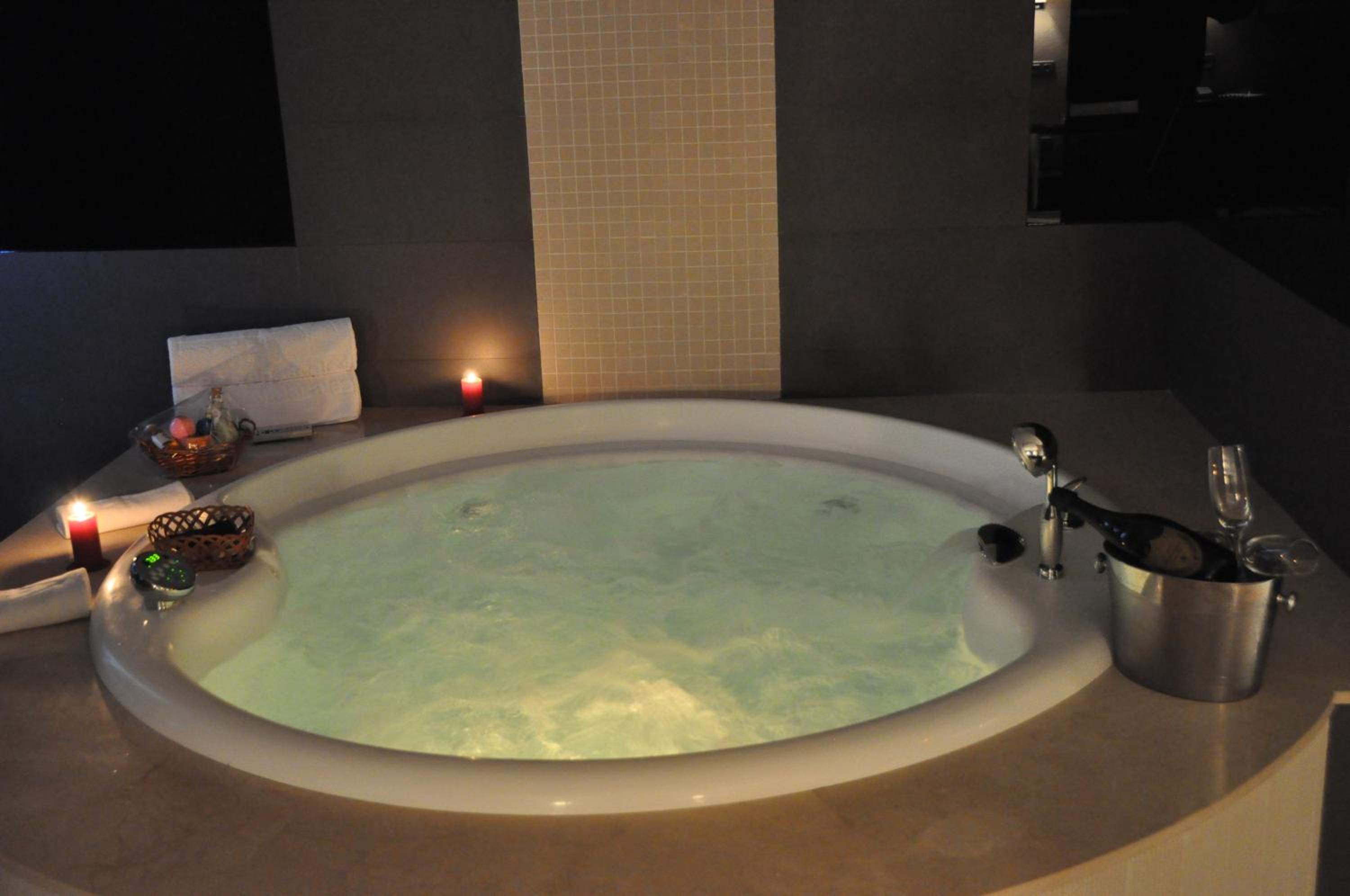 Suite with Hot Tub and Sauna - Photo 7