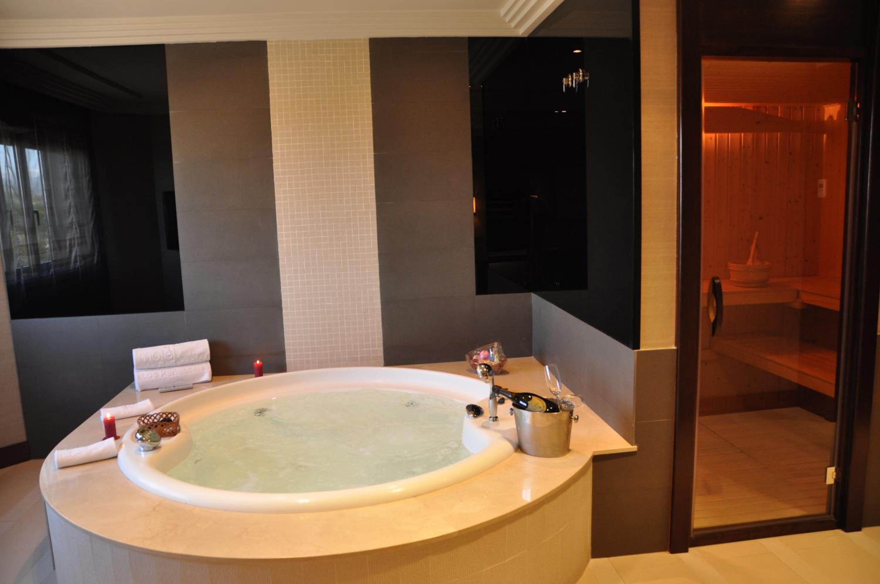 Suite with Hot Tub and Sauna - Photo 2
